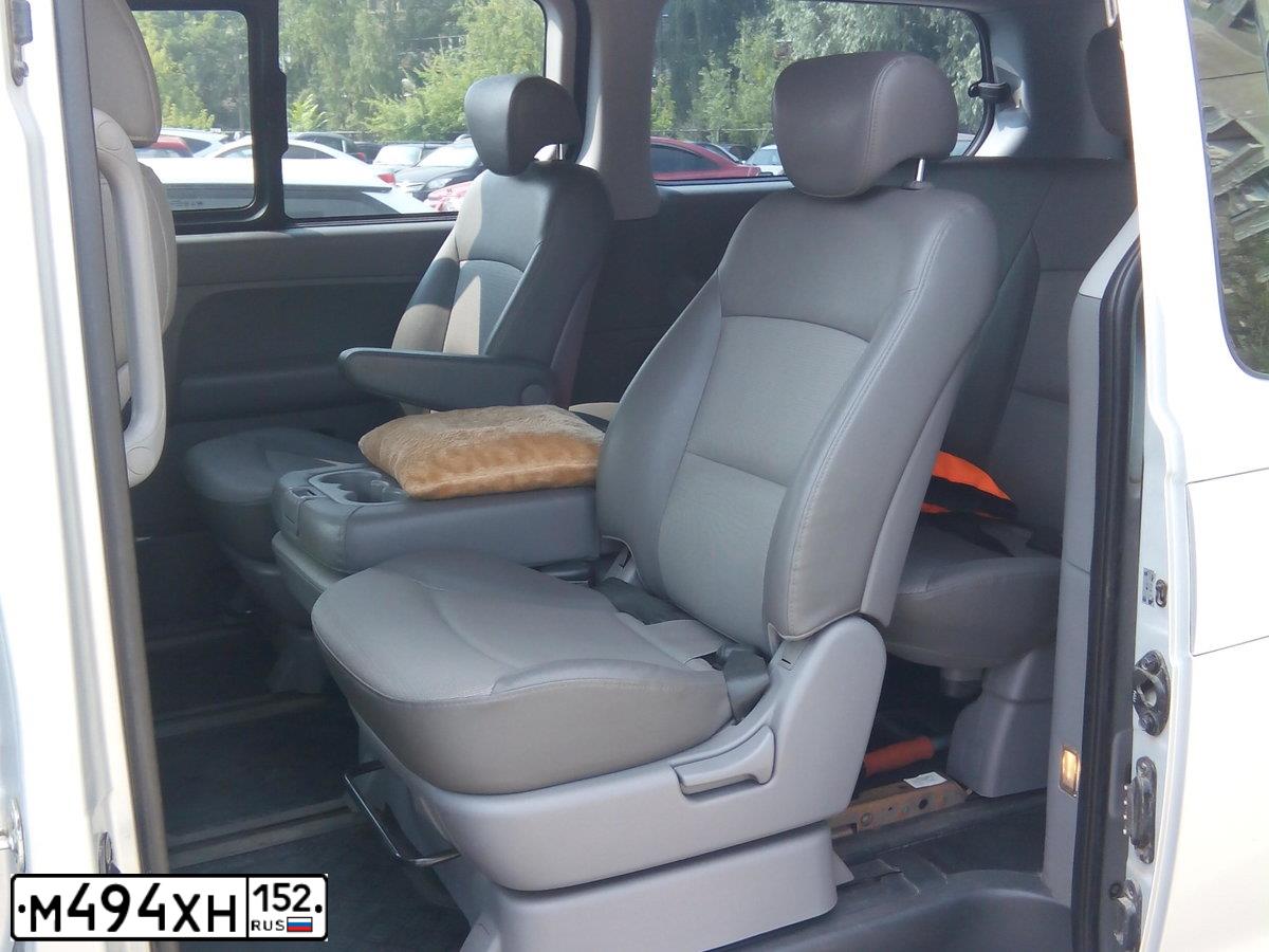 Фото автомобиля HYUNDAI GRAND STAREX, 2010 — госномер А462ТА124. Цвет: СЕРЫЙ