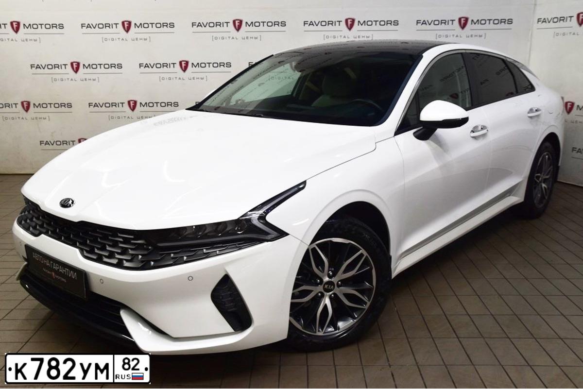 Фото автомобиля KIA K5, 2021 — госномер К782УМ82. Цвет: Белый
