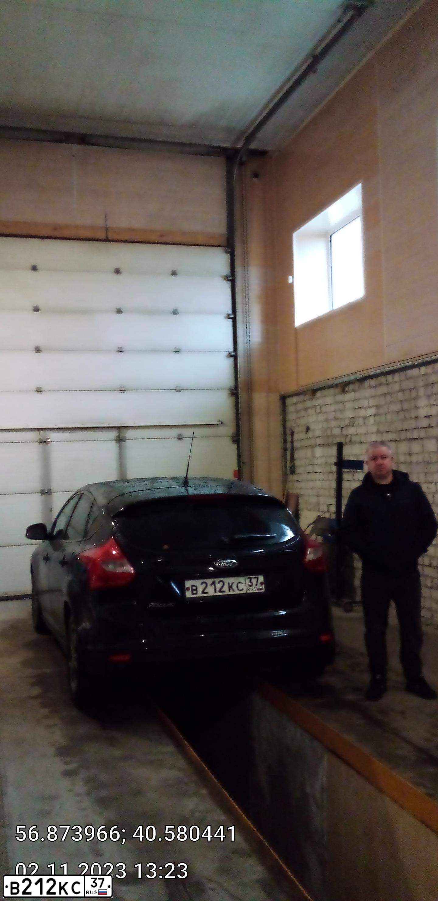 Фото автомобиля FORD FOCUS, 2012 — госномер В212КС37. Цвет: ЧЕРНЫЙ