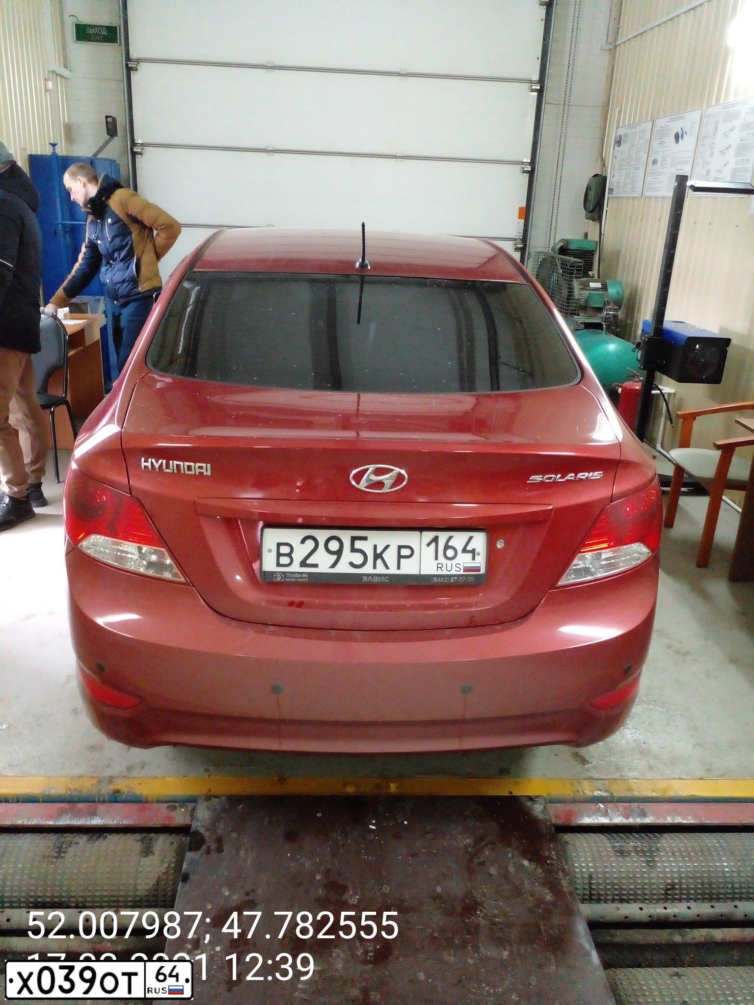 Фото автомобиля HYUNDAI SOLARIS, 2013 — госномер В295КР164. Цвет: КРАСНЫЙ ГРАНАТ