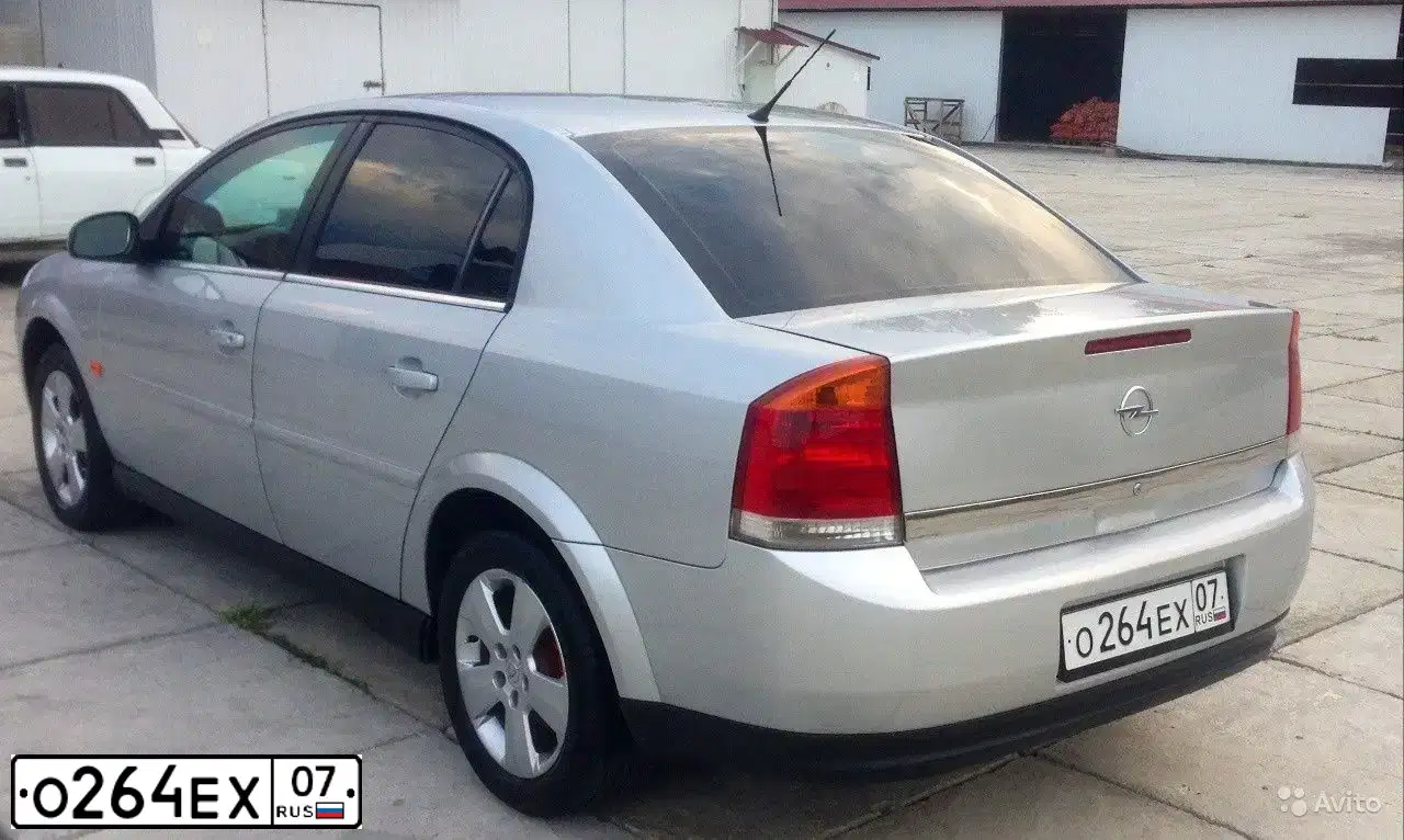 Фото автомобиля OPEL VECTRA, 2003 — госномер О264ЕХ07. Цвет: Серебристый
