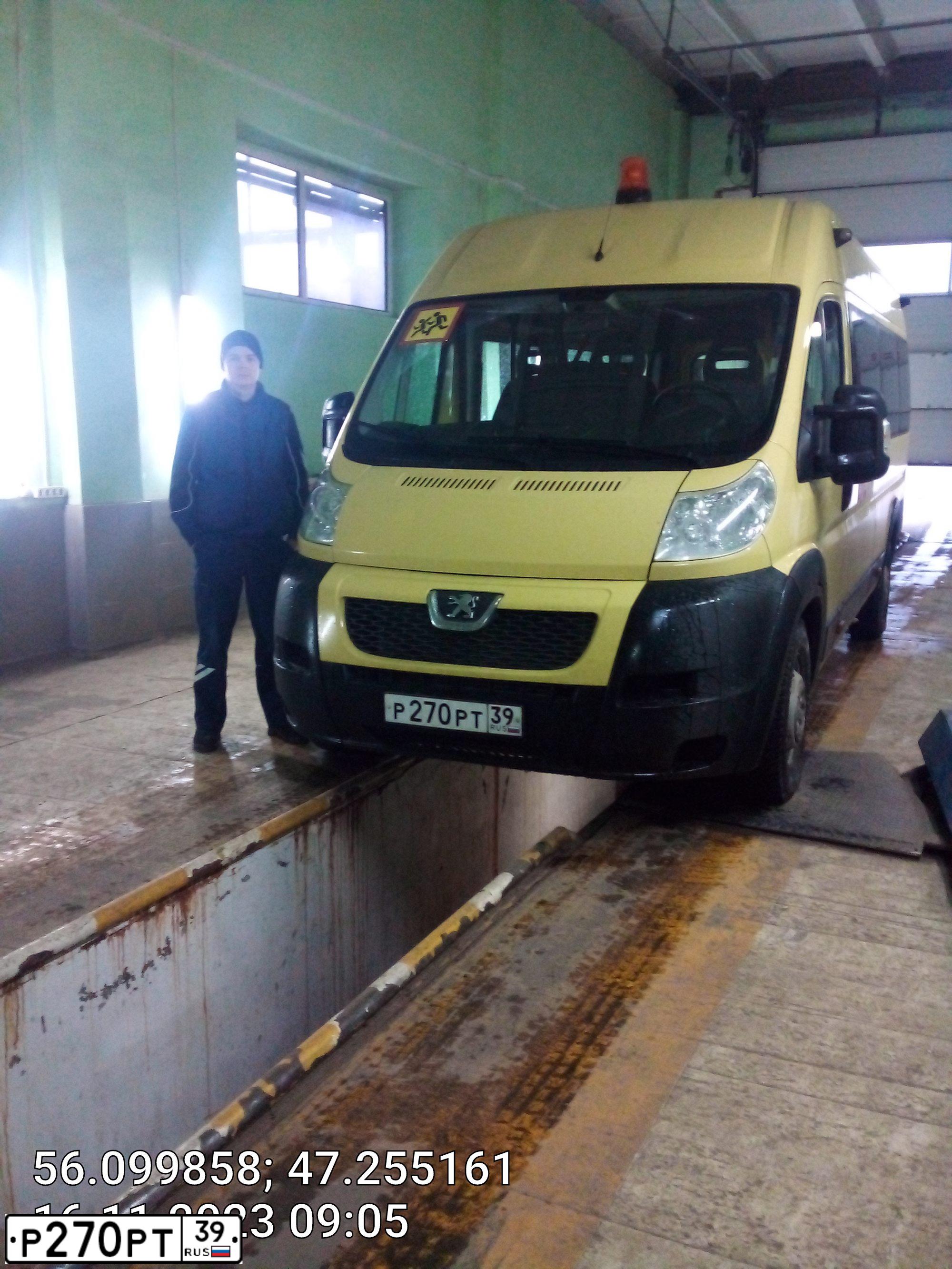 Фото автомобиля PEUGEOT BOXER, 2013 — госномер Р270РТ39. Цвет: ЖЕЛТЫЙ