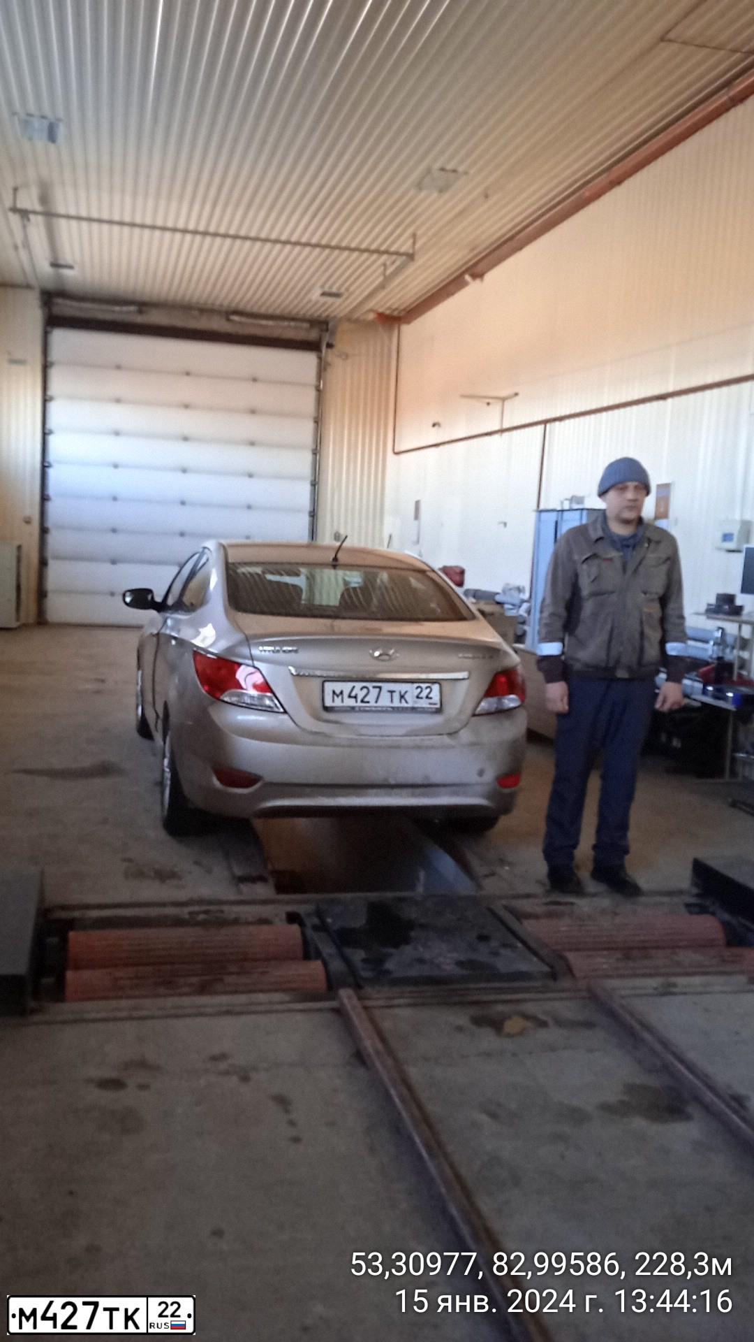 Фото автомобиля HYUNDAI SOLARIS, 2011 — госномер М427ТК22. Цвет: БЕЖЕВО-СЕРЫЙ