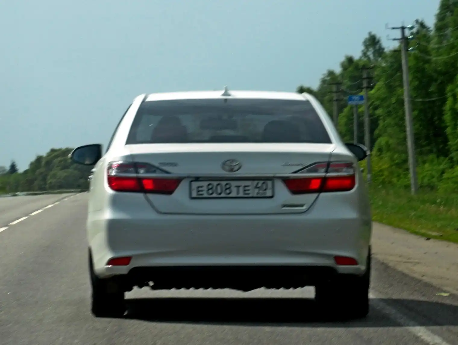 Фото автомобиля TOYOTA AVENSIS, 2001 — госномер Е808ТЕ40. Цвет: БЕЛЫЙ