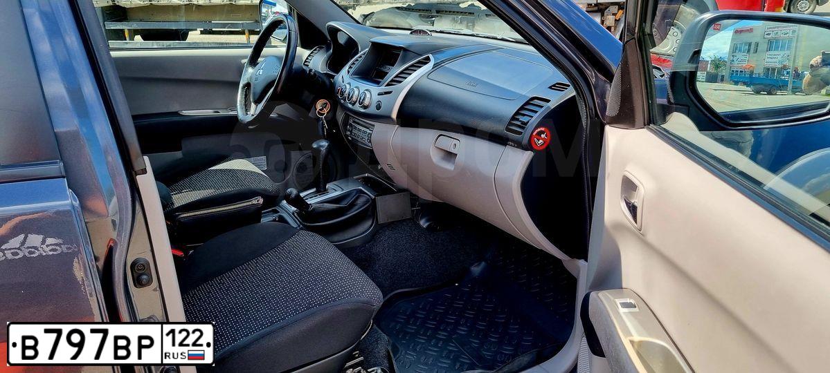 Фото автомобиля MITSUBISHI L 200, 2012 — госномер Р001СХ22. Цвет: Серый