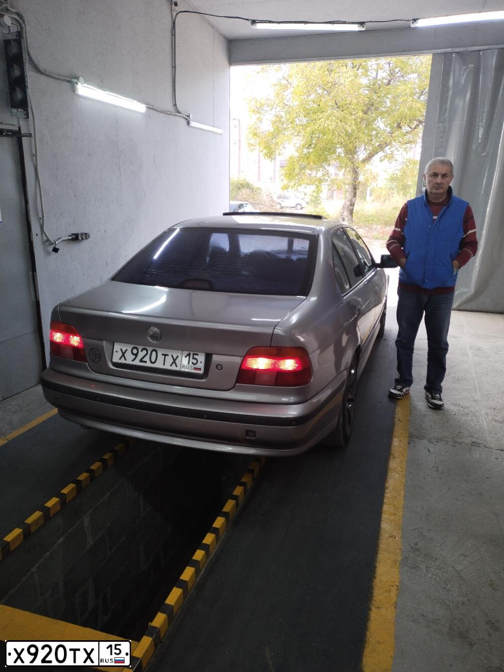 Фото автомобиля BMW SERIE 5, 2000 — госномер Е529МВ15. Цвет: Серебристый