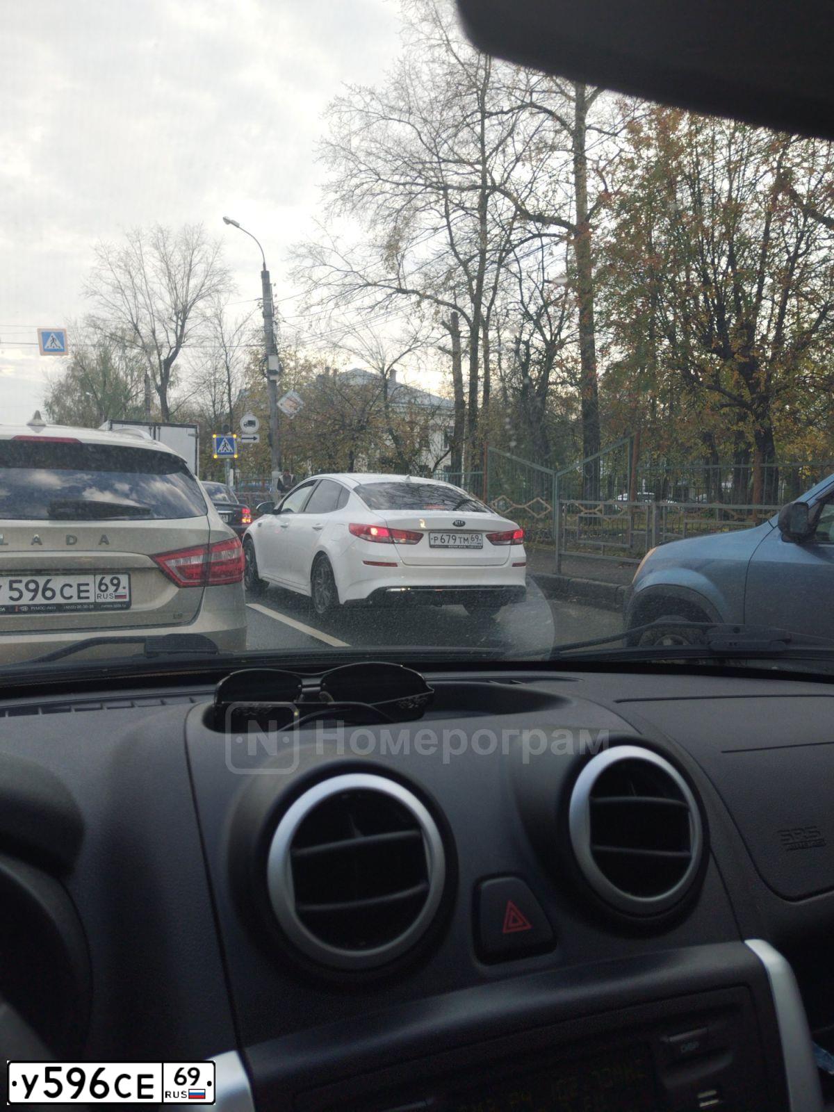 Фото автомобиля LADA VESTA, 2018 — госномер У596СЕ69. Цвет: СЕРО-БЕЖЕВЫЙ