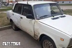 Фото автомобиля LADA 2105 LADA, 1996 — госномер Е168ВК60. Цвет: Белый