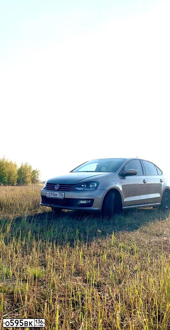 Фото автомобиля VOLKSWAGEN POLO, 2017 — госномер Р673УЕ62. Цвет: БЕЖЕВЫЙ
