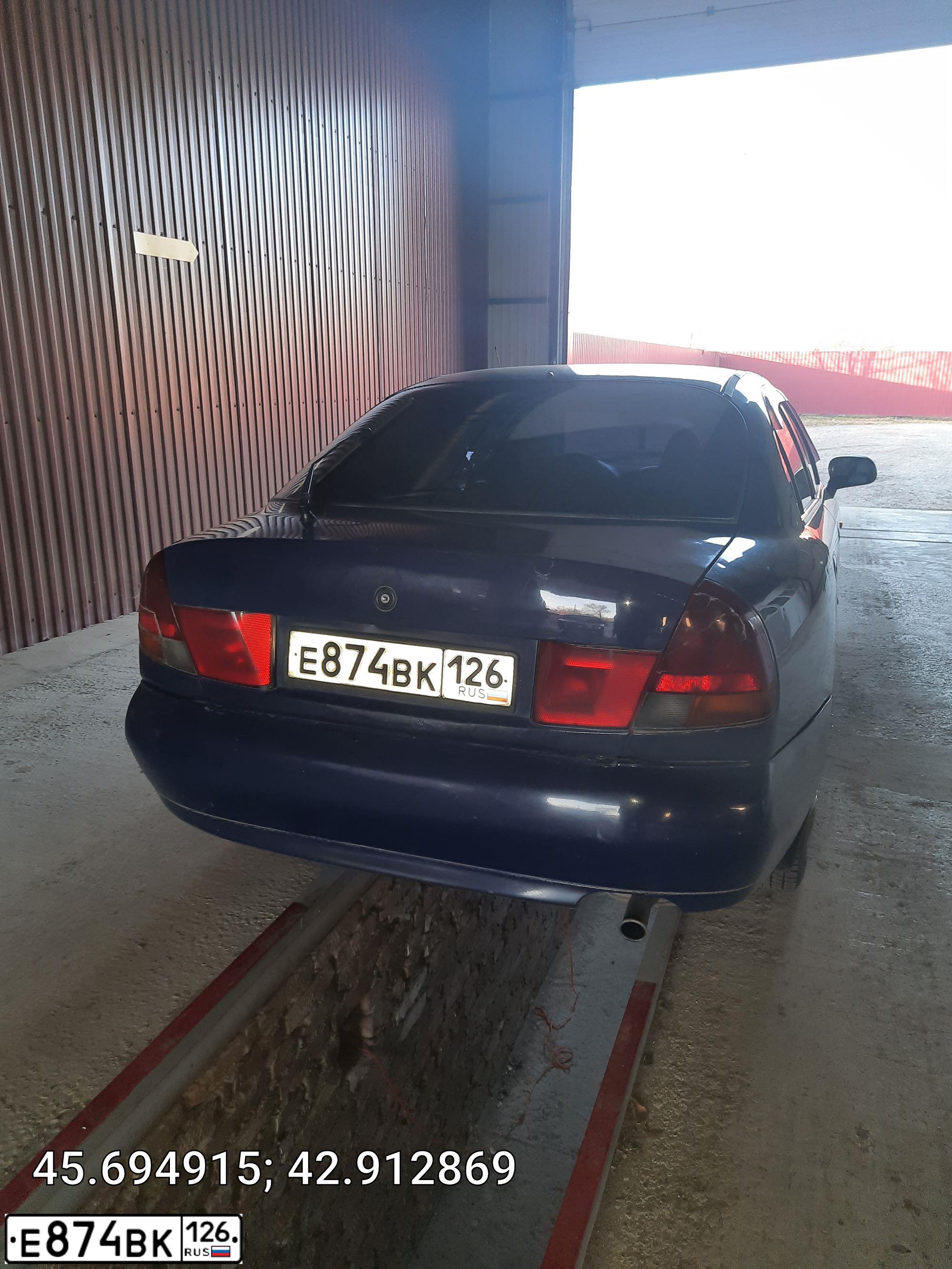 Фото автомобиля MITSUBISHI CARISMA, 1998 — госномер Е874ВК126. Цвет: СИНИЙ