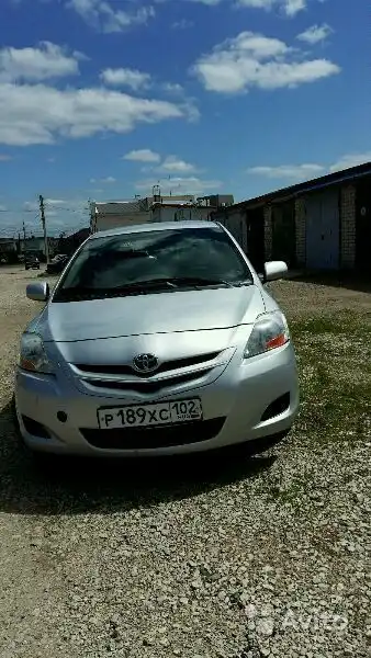 Фото автомобиля TOYOTA YARIS, 2008 — госномер Т324РУ196. Цвет: Серебристый