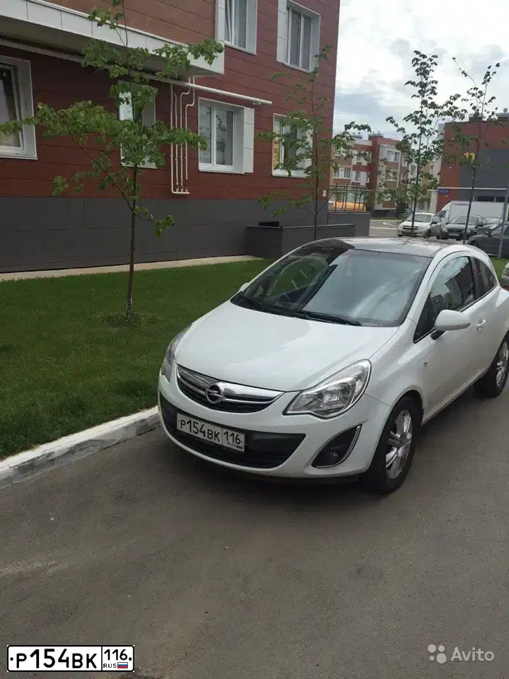 Фото автомобиля OPEL CORSA, 2012 — госномер Е804СЕ716. Цвет: Белый