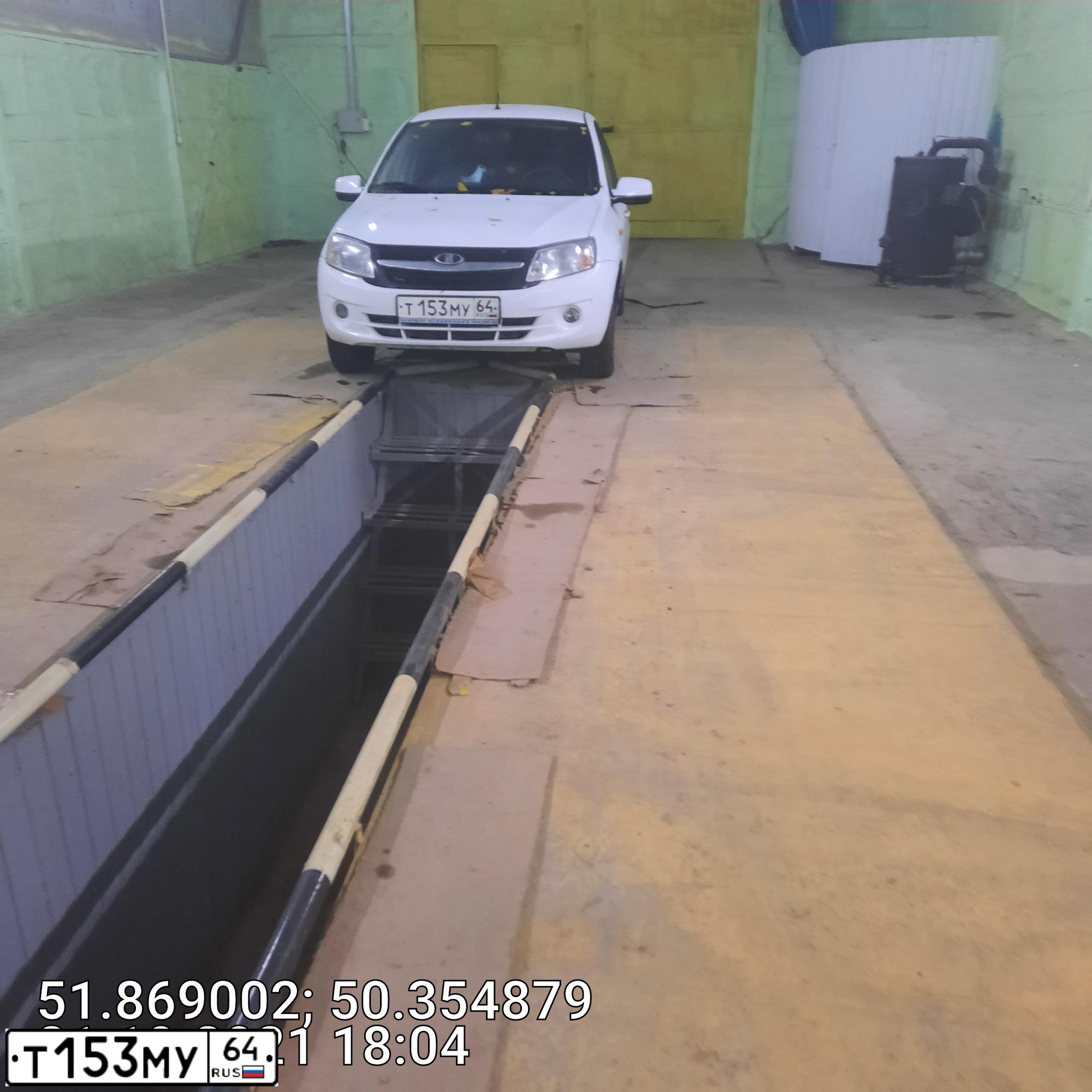 Фото автомобиля LADA 2190 GRANTA, 2013 — госномер Т153МУ64. Цвет: БЕЛЫЙ