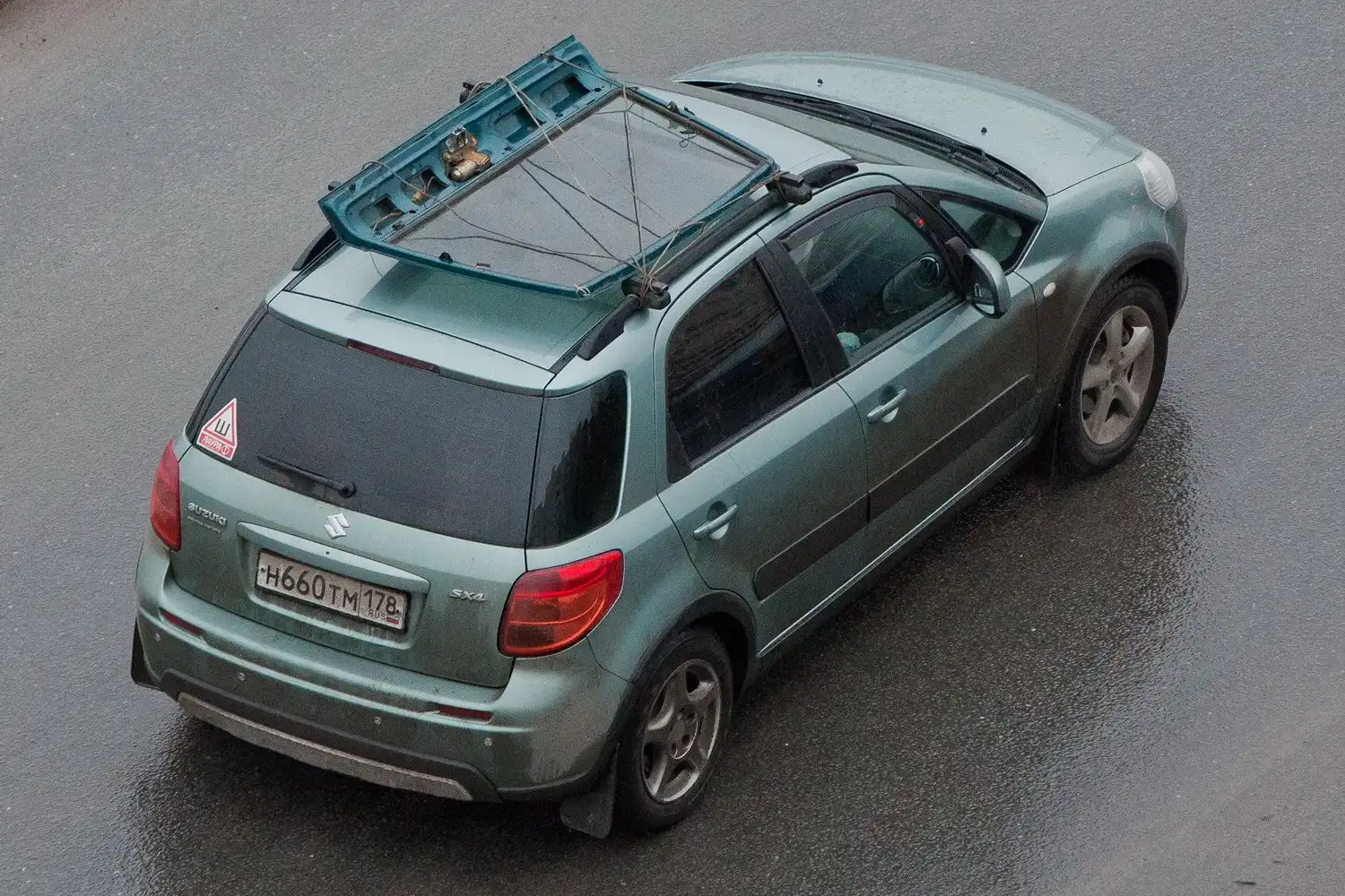 Фото автомобиля SUZUKI SX 4, 2011 — госномер Н660ТМ178. Цвет: ЗЕЛЕНЫЙ