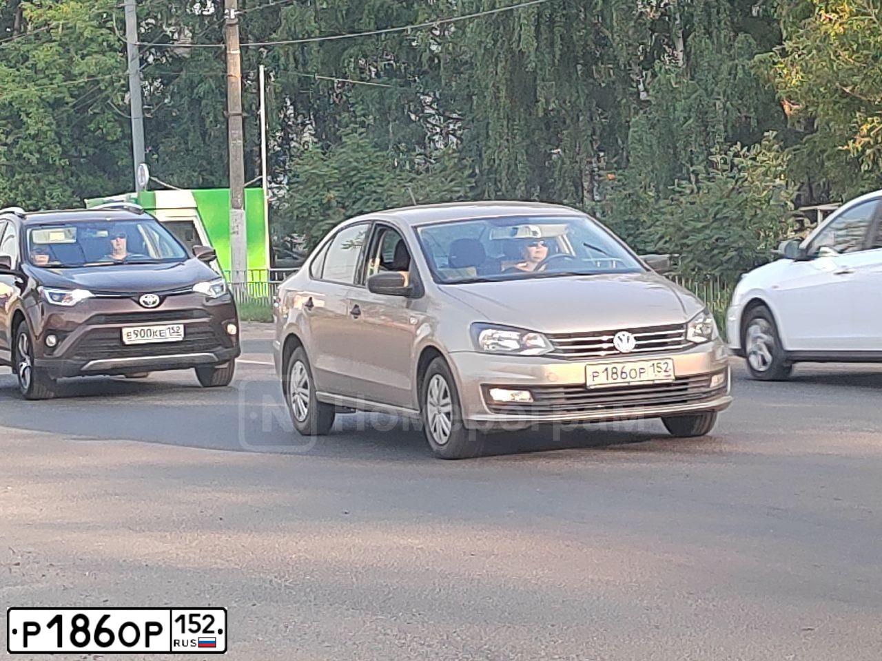 Фото автомобиля VOLKSWAGEN POLO, 2019 — госномер Р186ОР152. Цвет: БЕЖЕВЫЙ