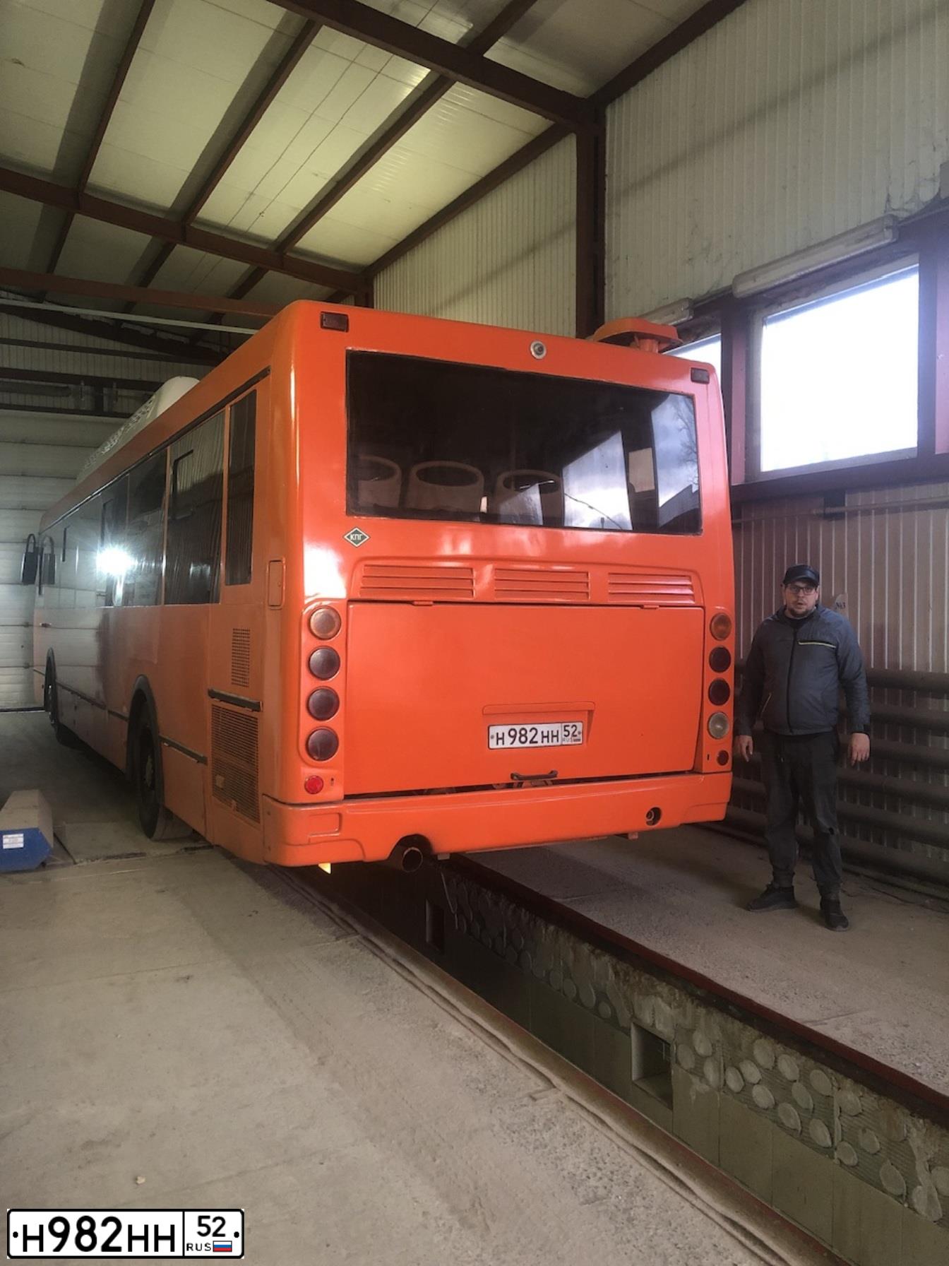 Фото автомобиля LIAZ 5256, 2014 — госномер Н982НН52. Цвет: Оранжевый