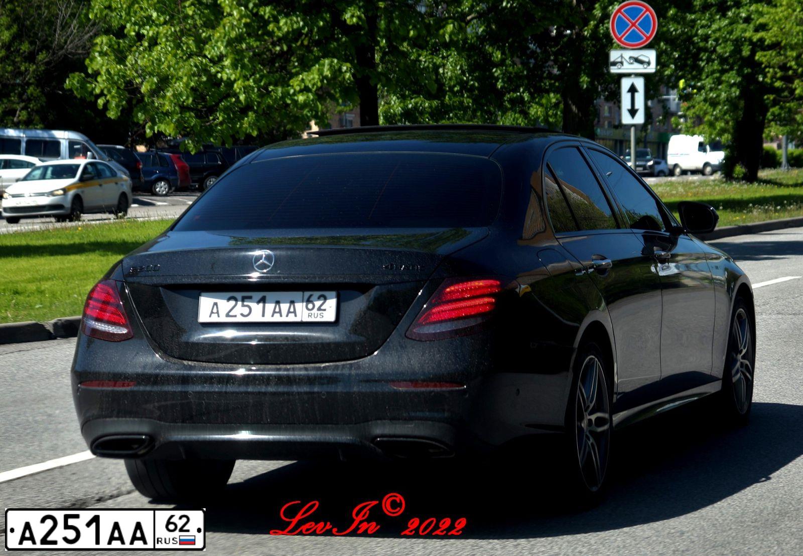 Фото автомобиля MERCEDES E-KLASSE, 2018 — госномер Т430НР138. Цвет: ЧЕРНЫЙ