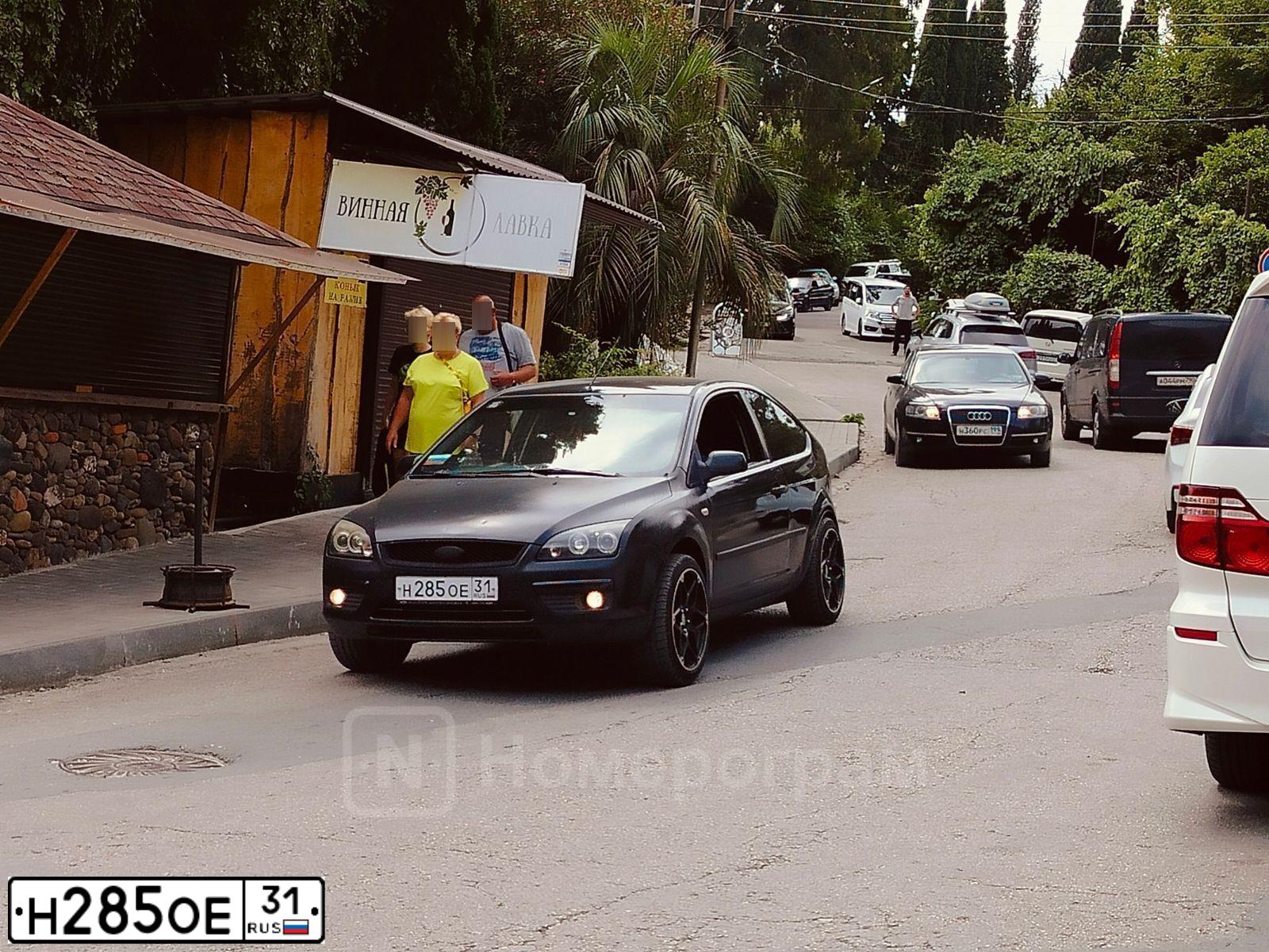 Фото автомобиля FORD FOCUS, 2006 — госномер Н285ОЕ31. Цвет: ЧЕРНЫЙ