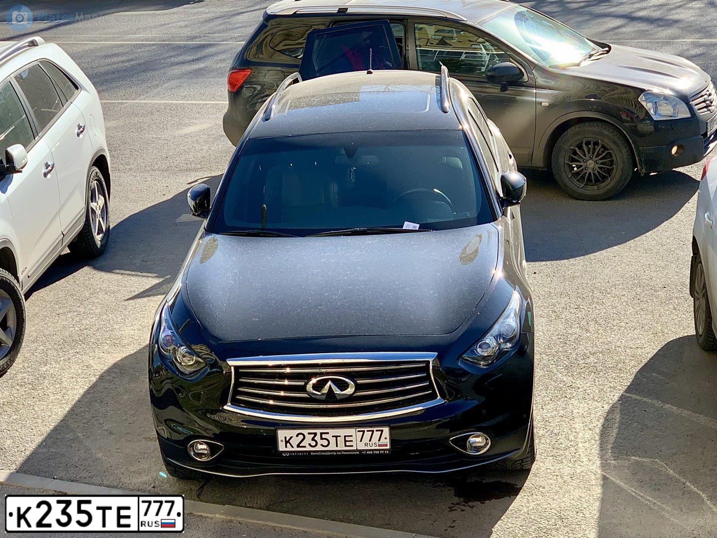 Фото автомобиля INFINITI QX70 /FX/, 2015 — госномер К235ТЕ777. Цвет: ЧЕРНЫЙ