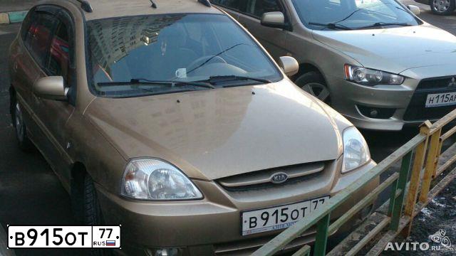 Фото автомобиля KIA RIO, 2005 — госномер В915ОТ77. Цвет: БЕЖЕВЫЙ