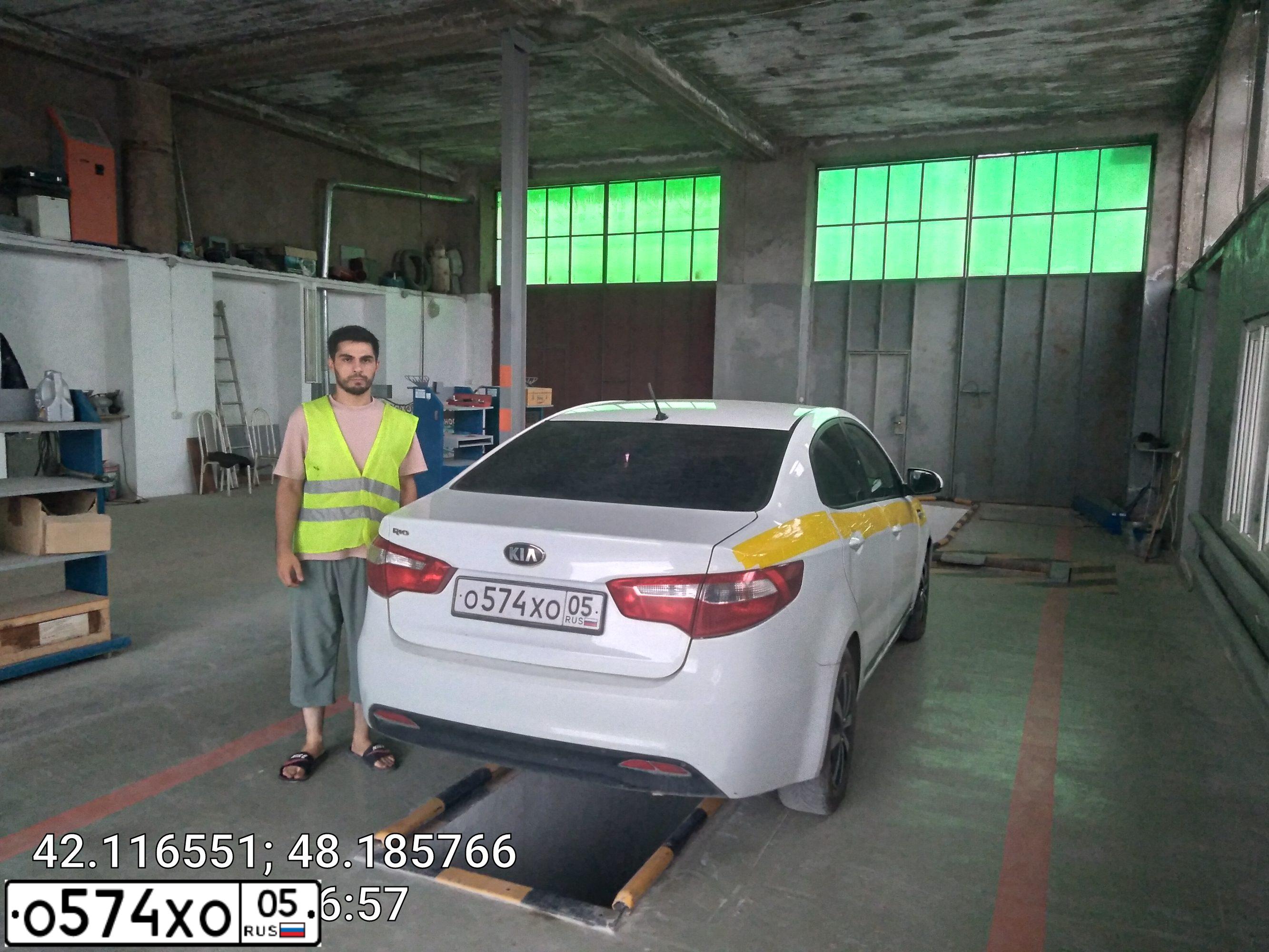 Фото автомобиля KIA RIO, 2014 — госномер Х153АЕ180
