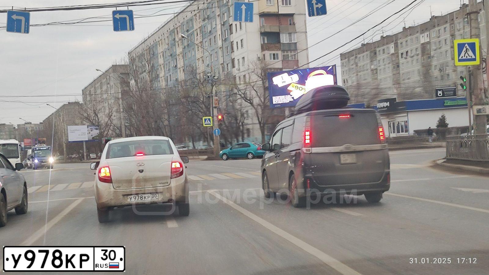 Фото автомобиля LADA 2190 GRANTA, 2012 — госномер У978КР30. Цвет: БЕЛЫЙ