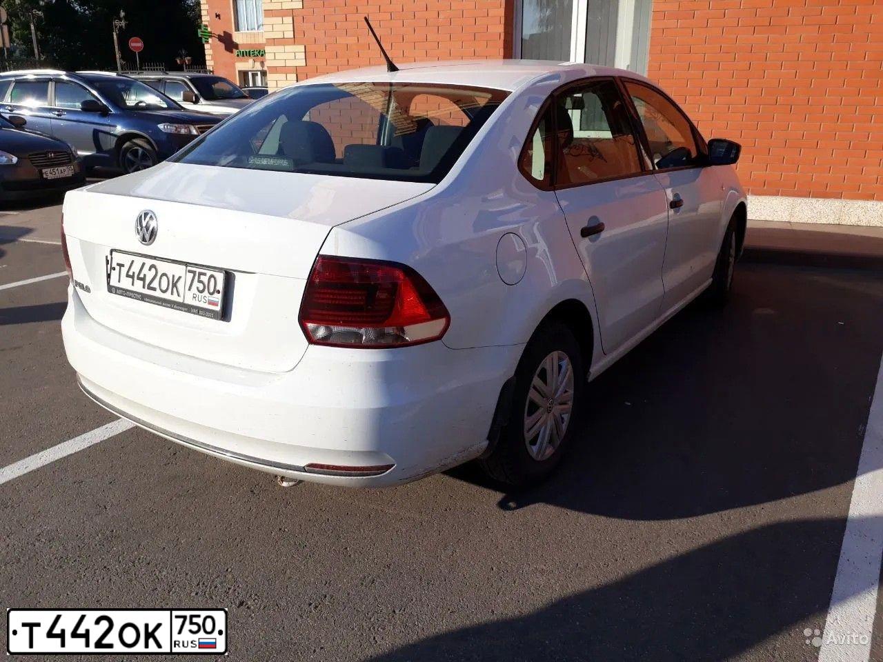 Фото автомобиля VOLKSWAGEN POLO, 2016 — госномер У868СМ790. Цвет: Белый