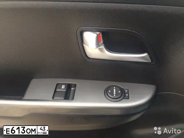 Фото автомобиля KIA RIO, 2013 — госномер Е613ОМ43. Цвет: Белый