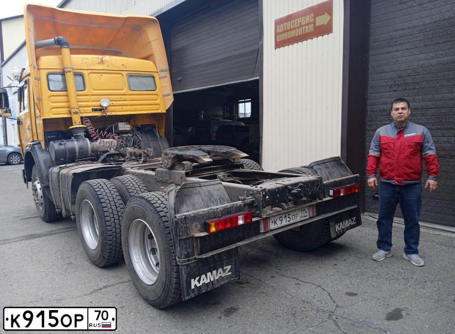 Фото автомобиля KAMAZ 54115 /6X4/, 2007 — госномер К915ОР70. Цвет: ЖЕЛТЫЙ