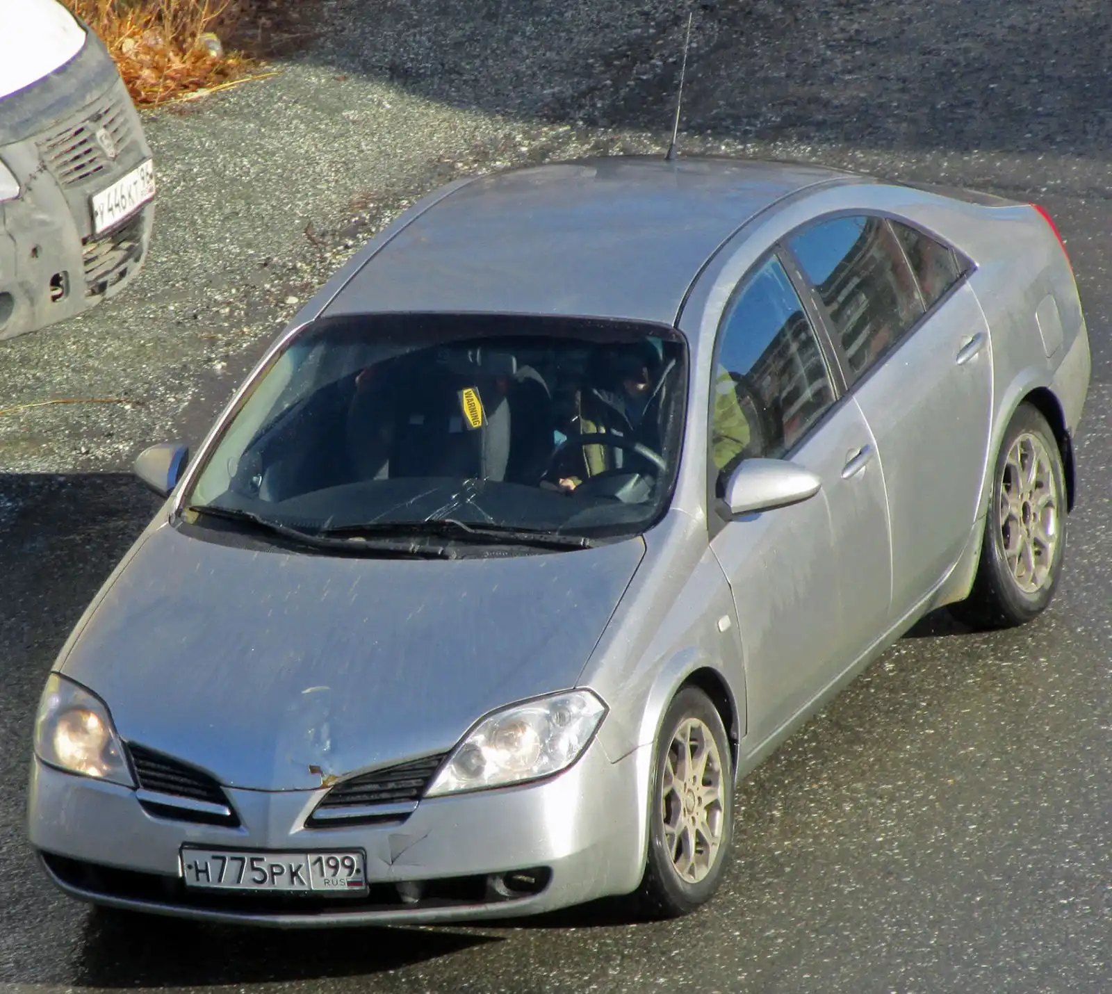 Фото автомобиля NISSAN PRIMERA, 2006 — госномер Н775РК199. Цвет: СЕРЫЙ
