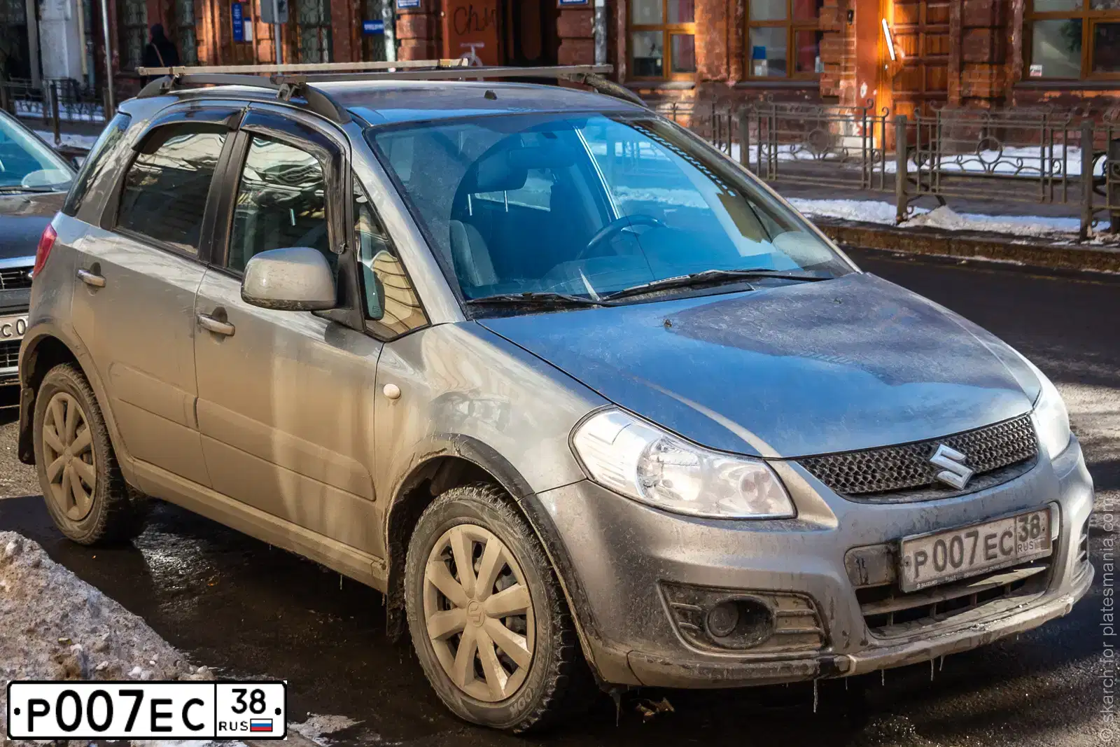 Фото автомобиля SUZUKI SX 4, 2012 — госномер Р007ЕС38. Цвет: СЕРЫЙ