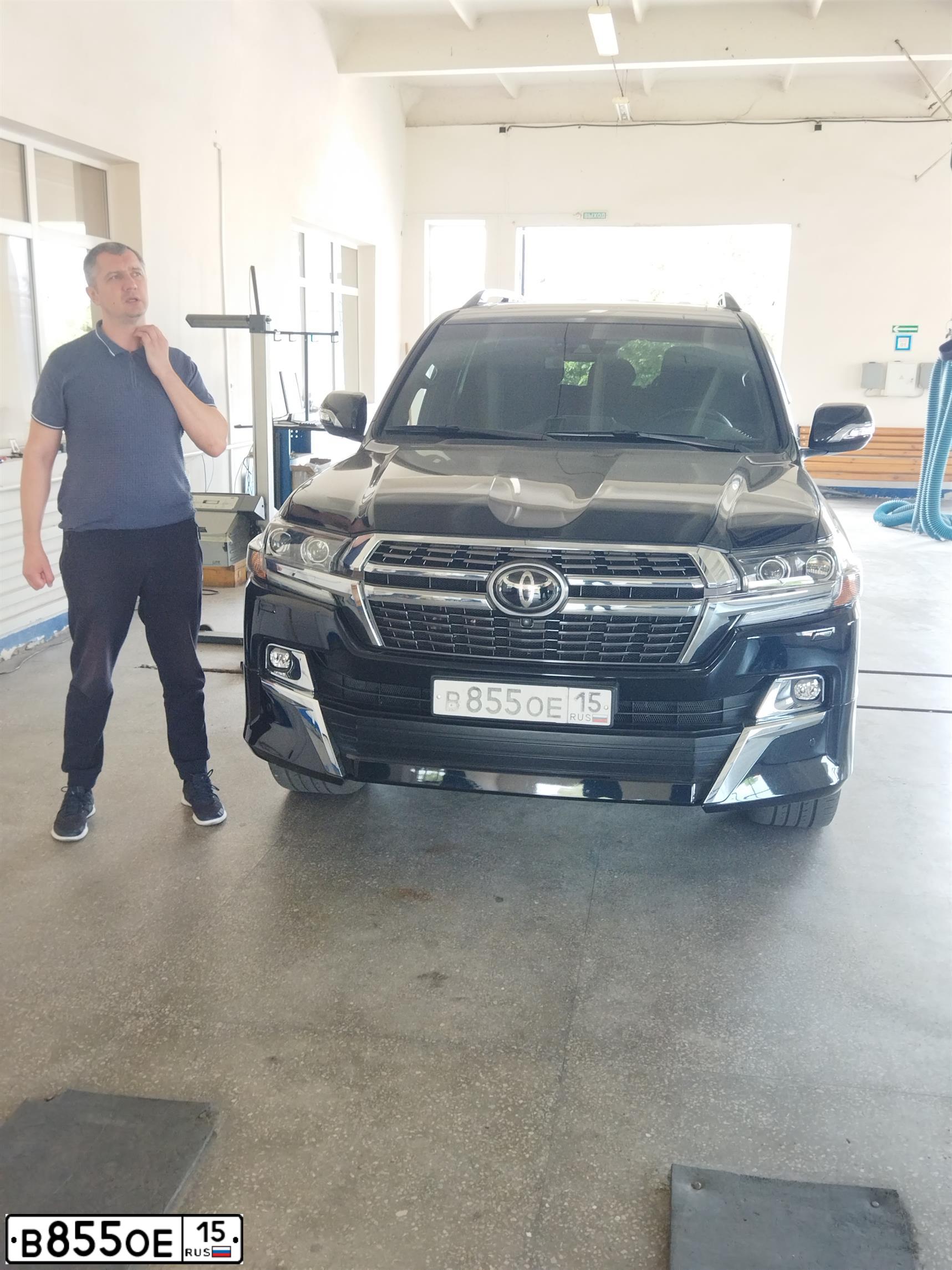 Фото автомобиля TOYOTA LANDCRUISER 200, 2017 — госномер В855ОЕ15. Цвет: ЧЕРНЫЙ