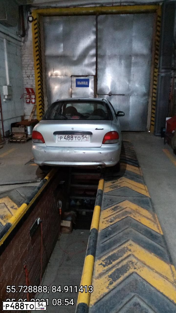 Фото автомобиля HYUNDAI ACCENT, 1999 — госномер Р488ТО54. Цвет: Серый
