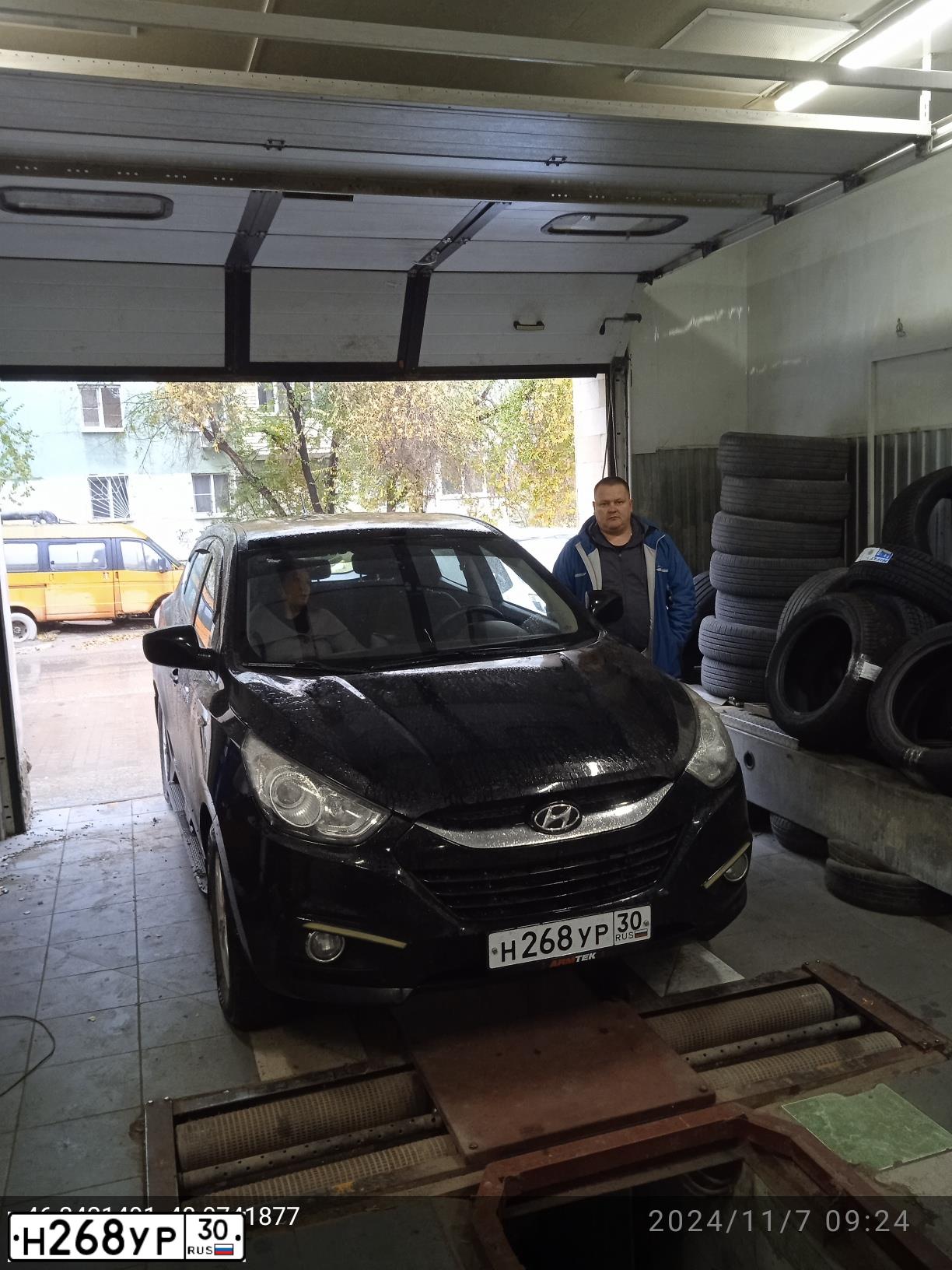 Фото автомобиля HYUNDAI IX35, 2013 — госномер У147УР30. Цвет: ЧЕРНЫЙ