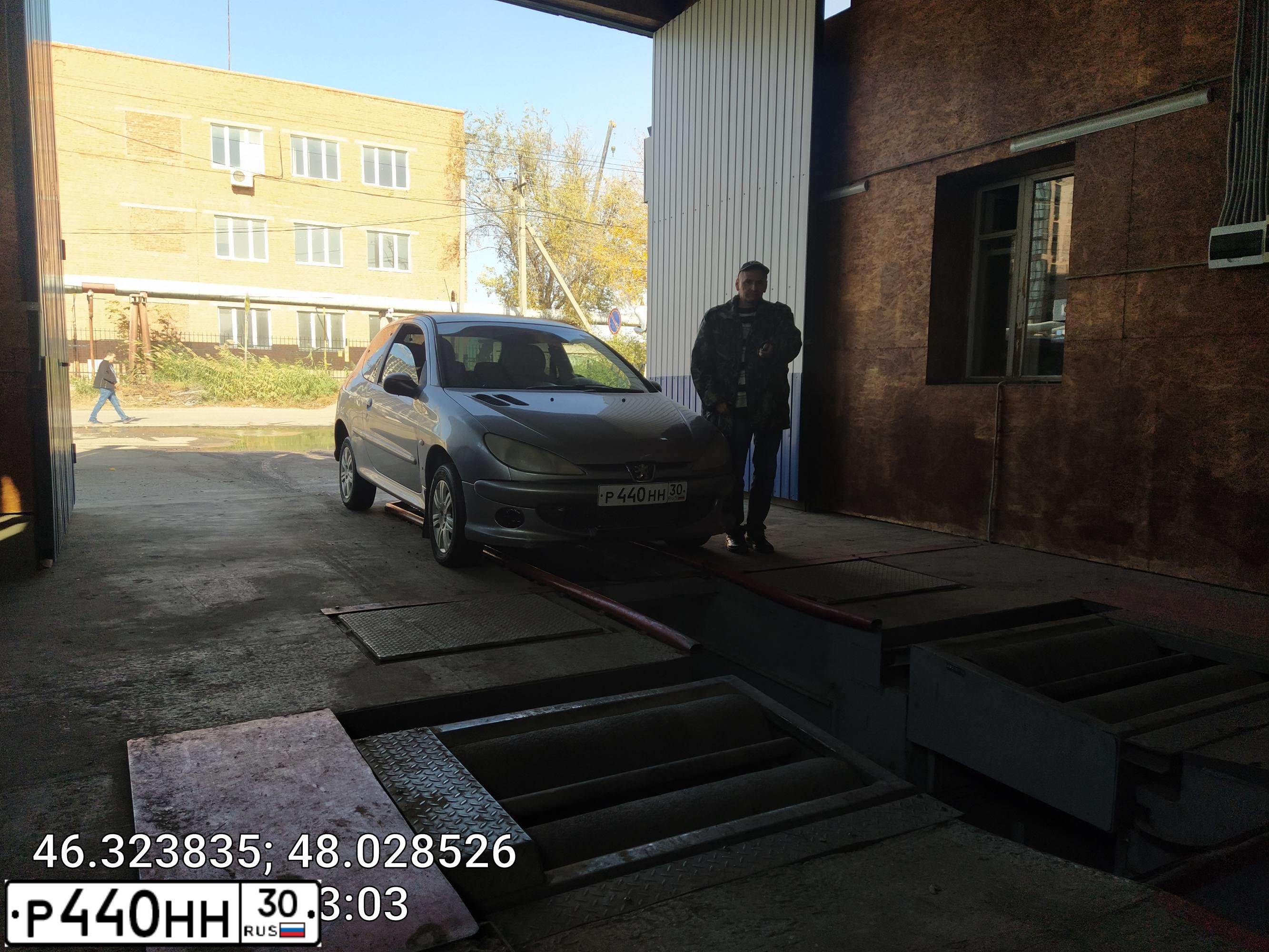 Фото автомобиля PEUGEOT 206, 2005 — госномер Р440НН30. Цвет: СЕРЫЙ