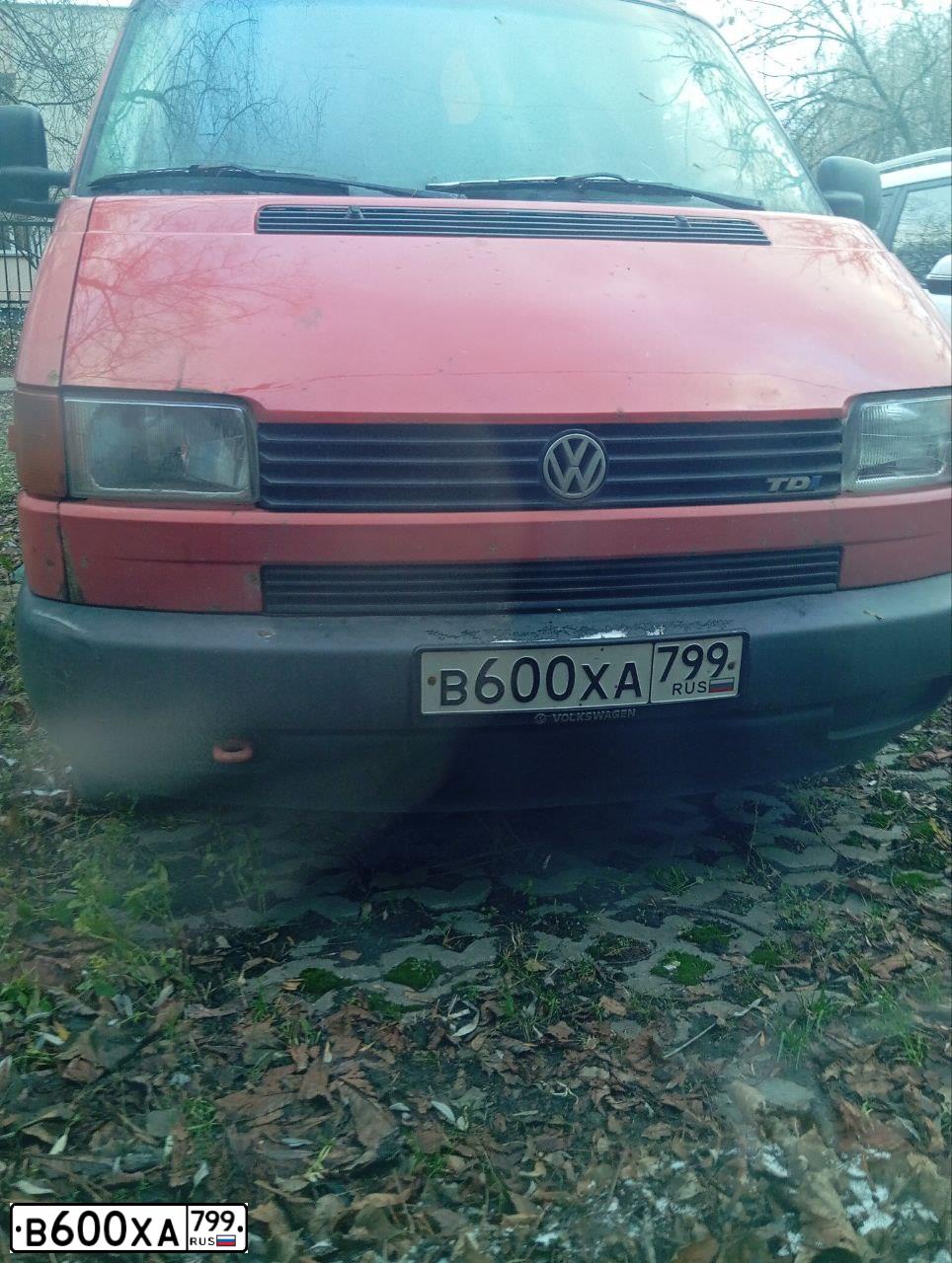 Фото автомобиля VOLKSWAGEN TRANSPORTER, 2002 — госномер В600ХА799. Цвет: Красный
