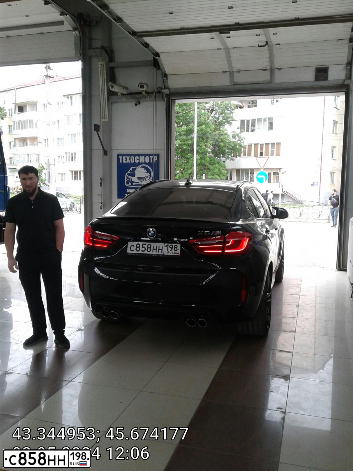 Фото автомобиля BMW X6M, 2019 — госномер С858НН198. Цвет: ЧЕРНЫЙ