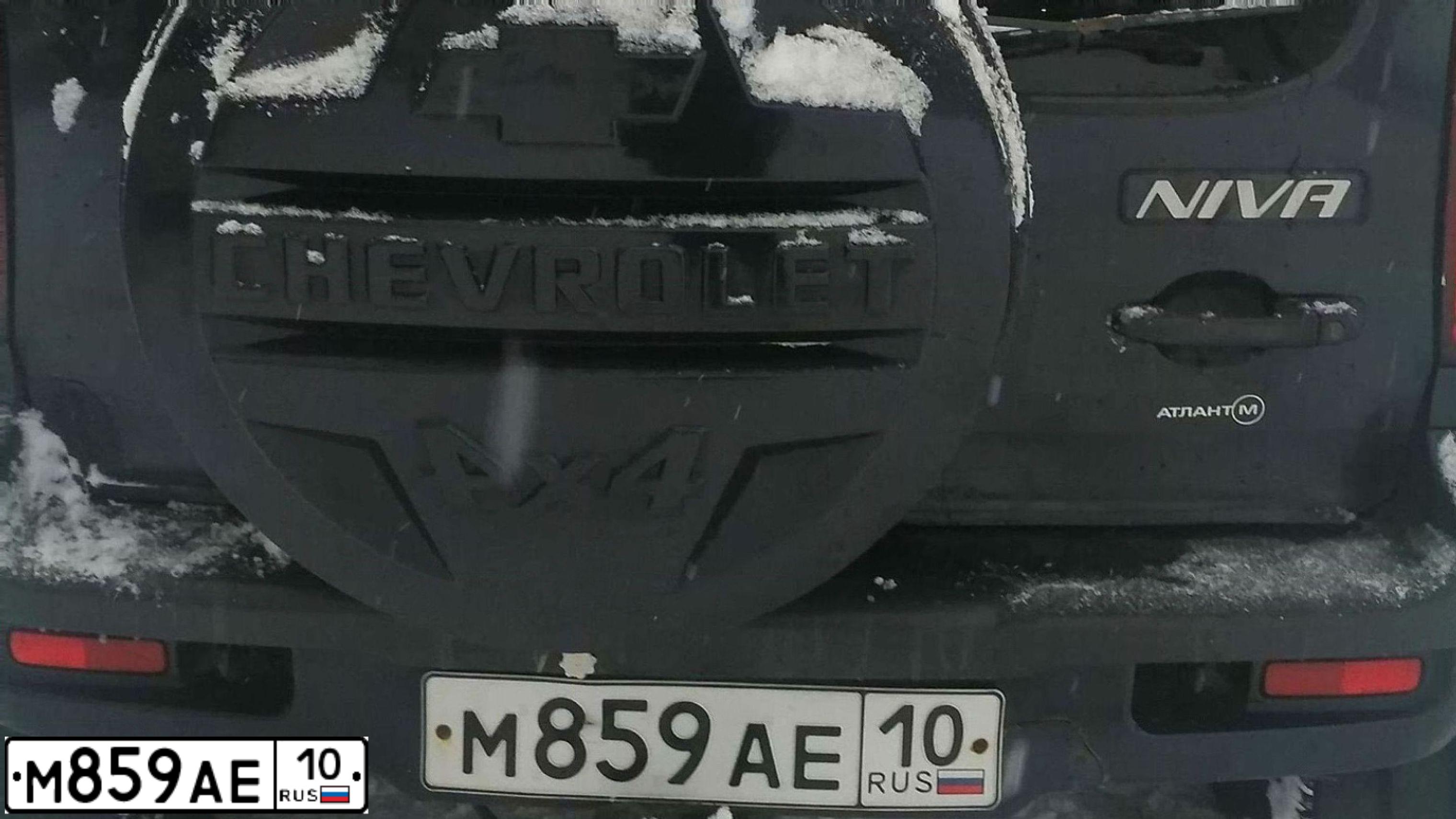 Фото автомобиля CHEVROLET NIVA, 2004 — госномер М859АЕ10. Цвет: ТЕМНО-СИНИЙ МЕТАЛЛИК