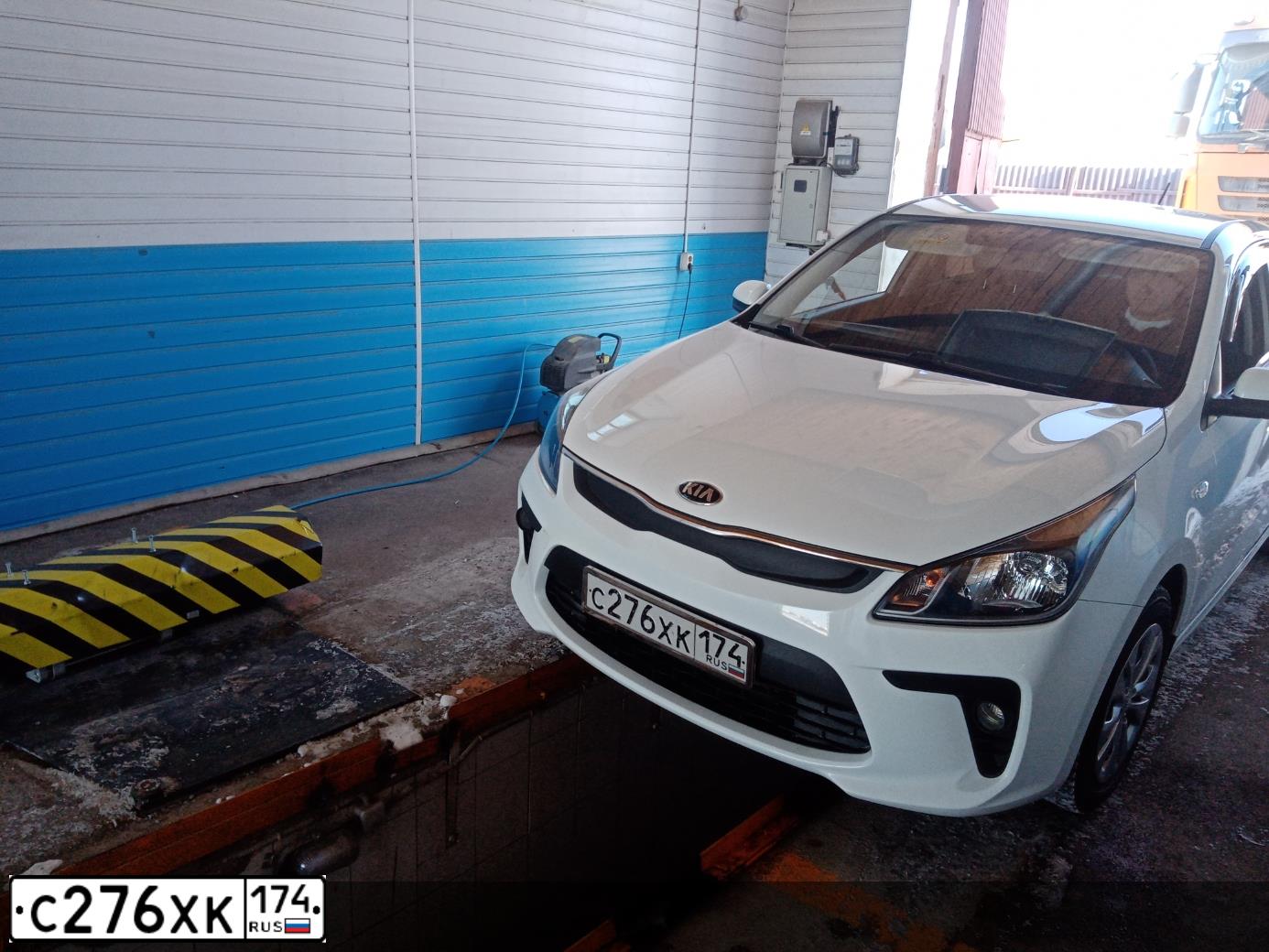Фото автомобиля KIA RIO, 2017 — госномер С276ХК174. Цвет: БЕЛЫЙ