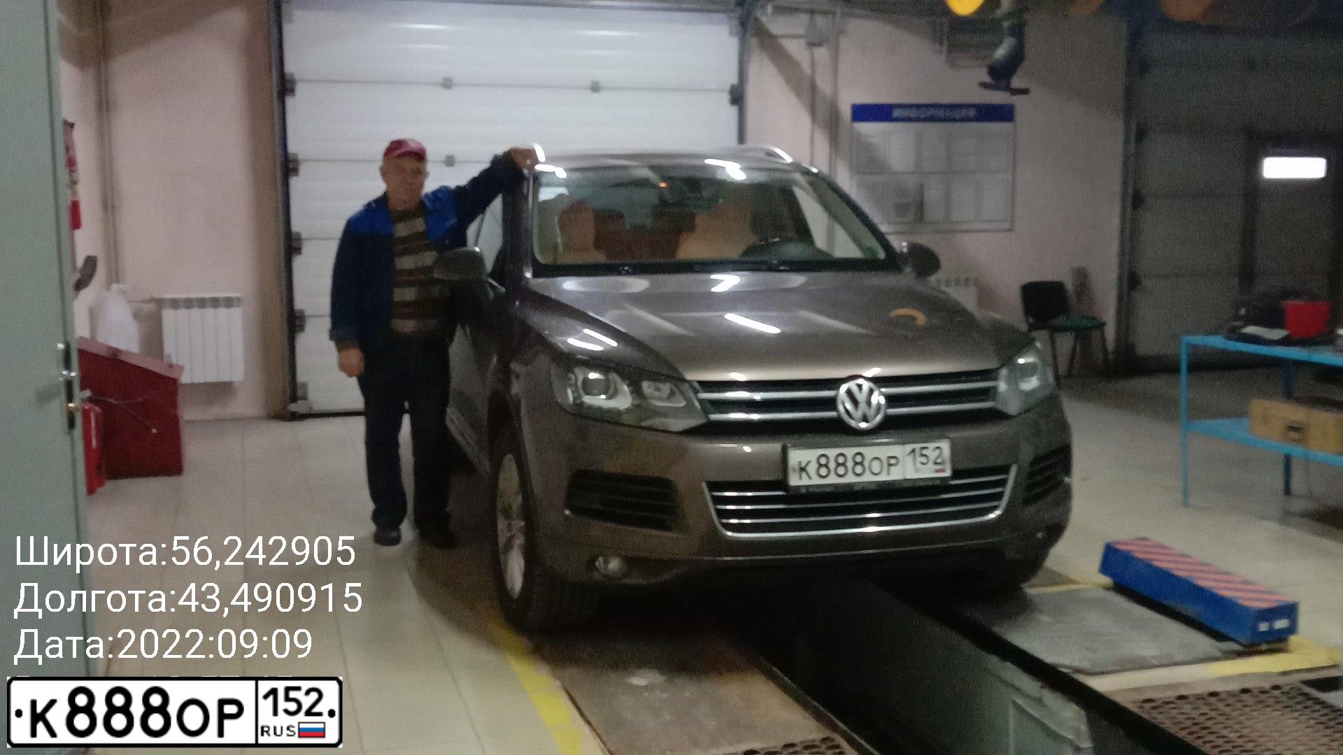 Фото автомобиля VOLKSWAGEN TOUAREG, 2011 — госномер К888ОР152. Цвет: Коричневый