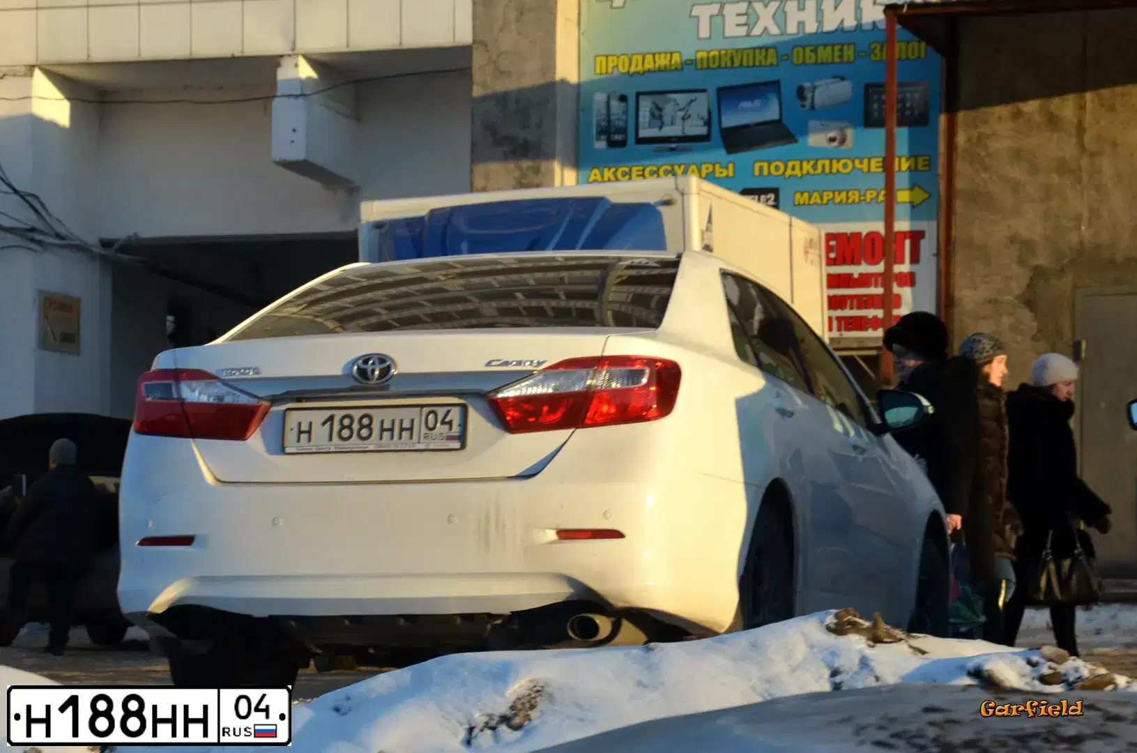 Фото автомобиля TOYOTA CAMRY, 2014 — госномер Н188НН04. Цвет: Белый