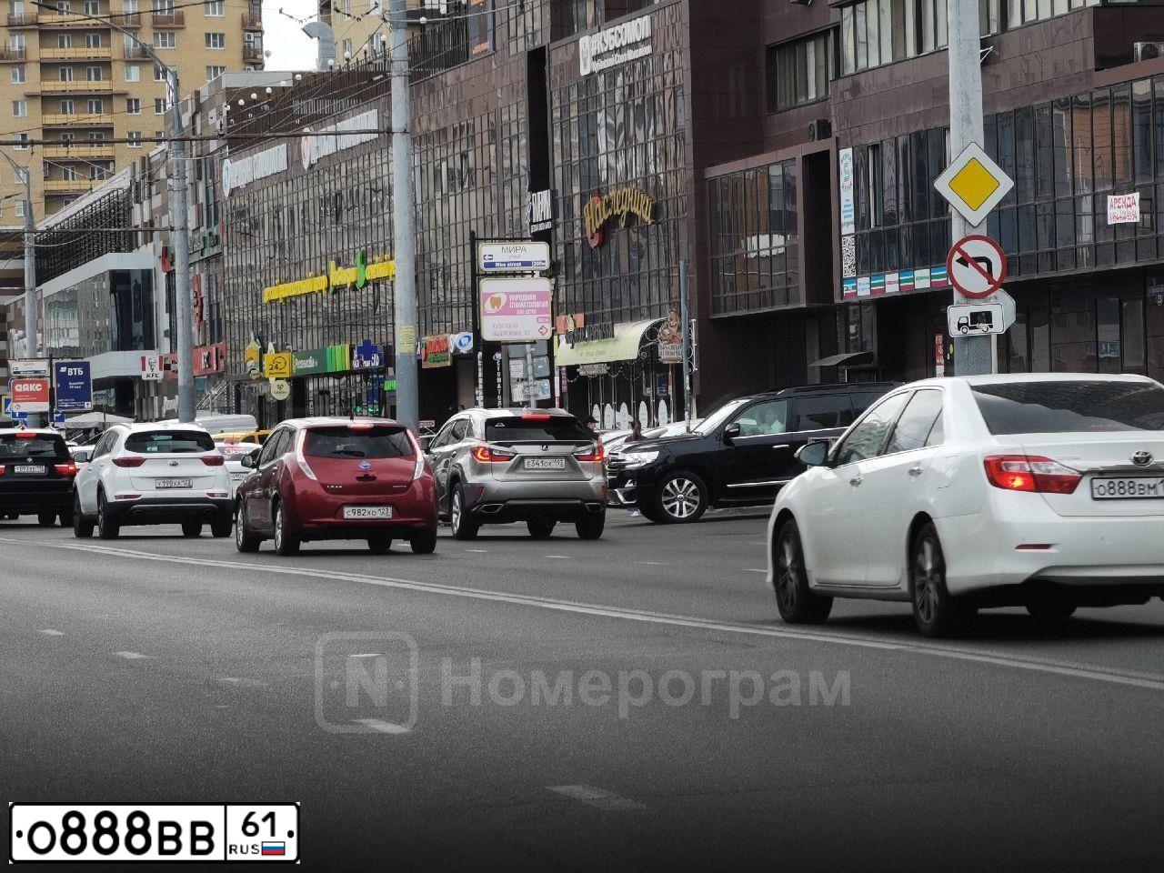 Фото автомобиля TOYOTA AVENSIS, 1999 — госномер У212УЕ55. Цвет: ТЕМНО-СИНИЙ