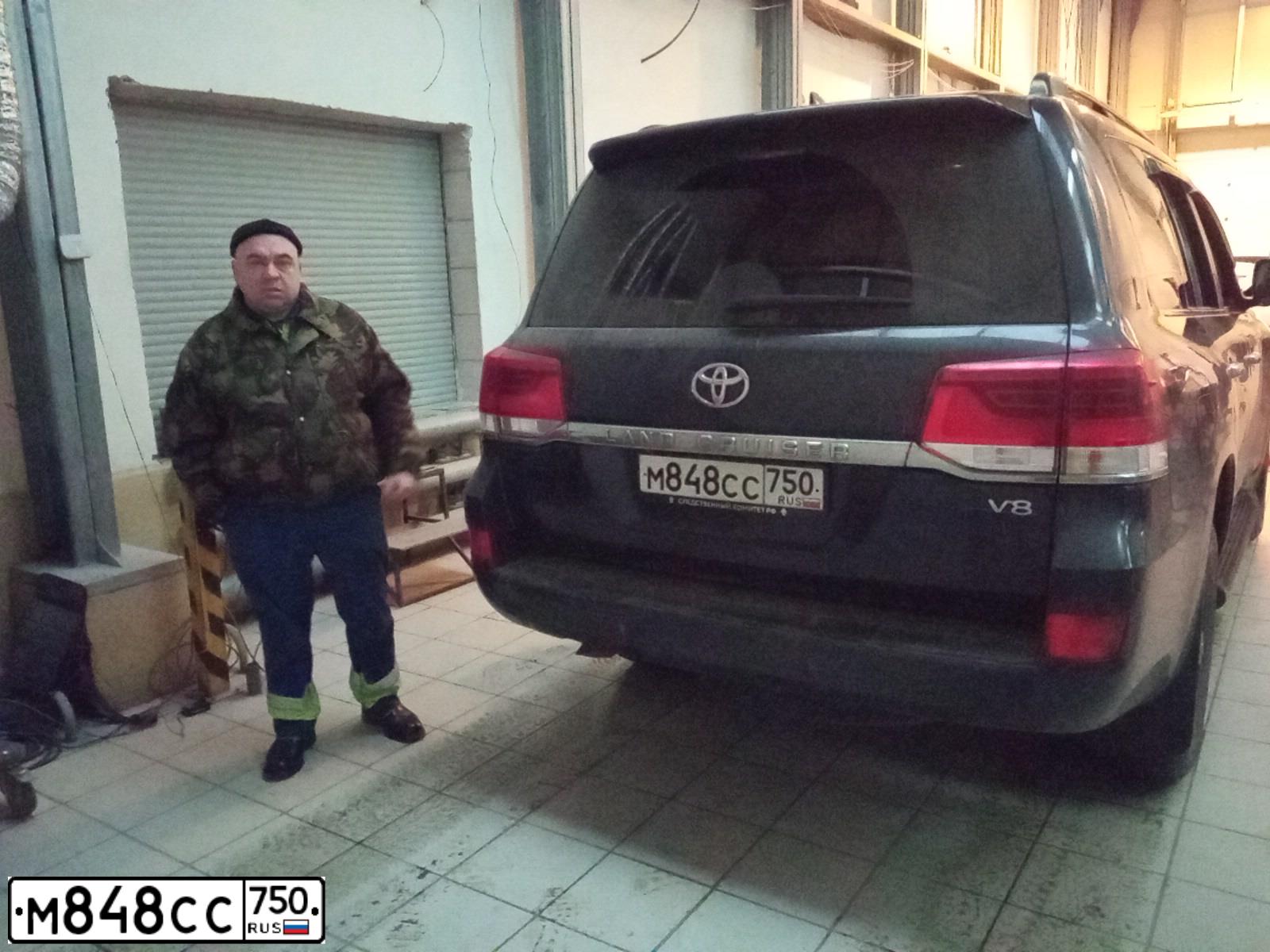 Фото автомобиля TOYOTA LANDCRUISER 200, 2018 — госномер М848СС750. Цвет: Темно-синий
