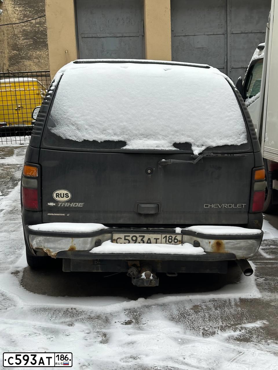 Фото автомобиля CHEVROLET TAHOE, 2005 — госномер С593АТ186. Цвет: СЕРЫЙ