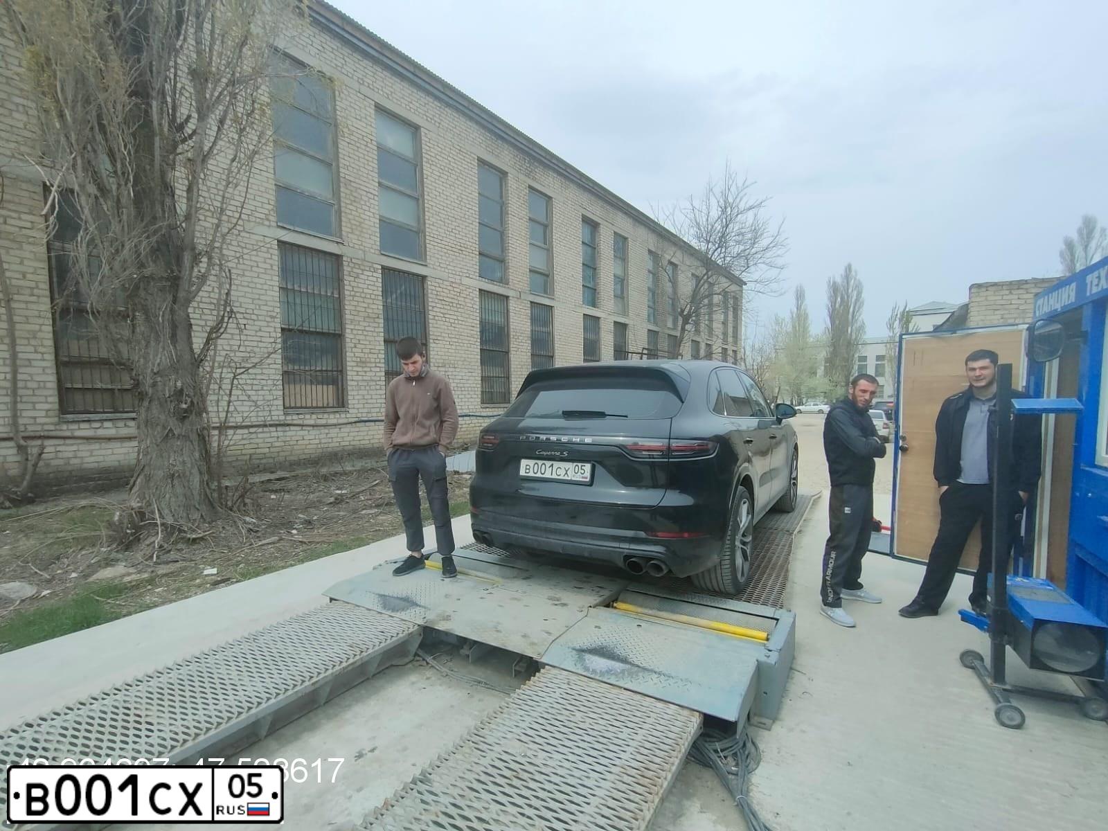 Фото автомобиля TOYOTA CAMRY, 2019 — госномер Р098ОО05. Цвет: БЕЛЫЙ ПЕРЛАМУТР