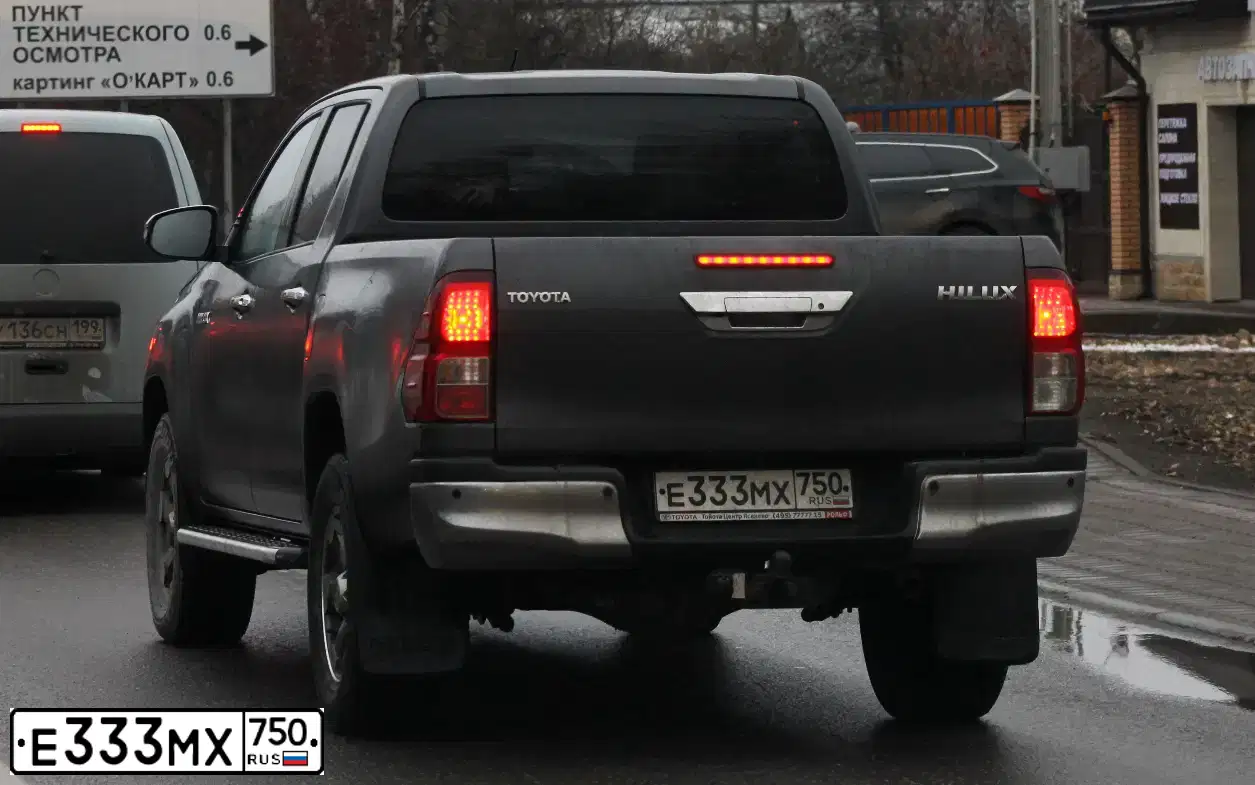 Фото автомобиля TOYOTA HILUX, 2015 — госномер Е333МХ750. Цвет: Серый