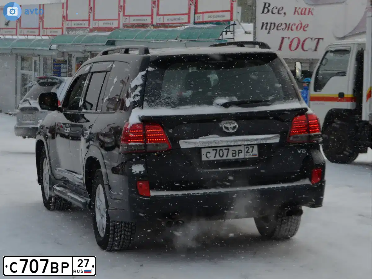 Фото автомобиля TOYOTA LANDCRUISER 200, 2015 — госномер С707ВР27. Цвет: СЕРЕБРИСТЫЙ