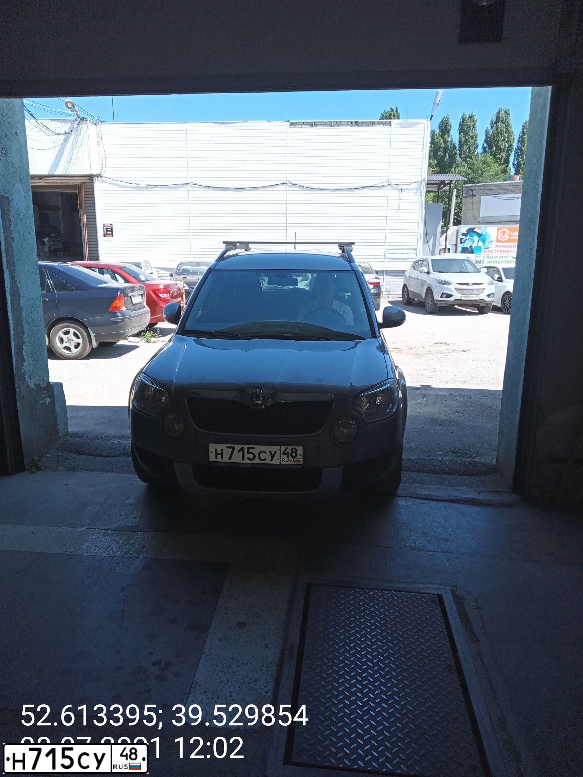 Фото автомобиля SKODA YETI, 2011 — госномер Н715СУ48. Цвет: СЕРЫЙ
