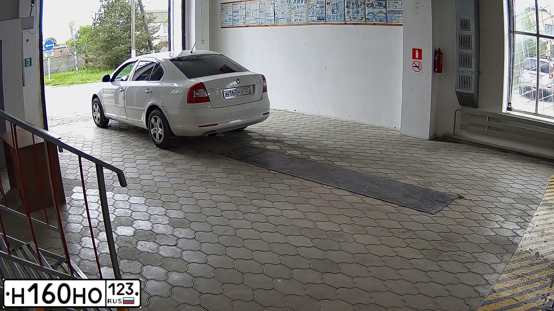 Фото автомобиля SKODA OCTAVIA, 2012 — госномер У094ТО26. Цвет: Белый