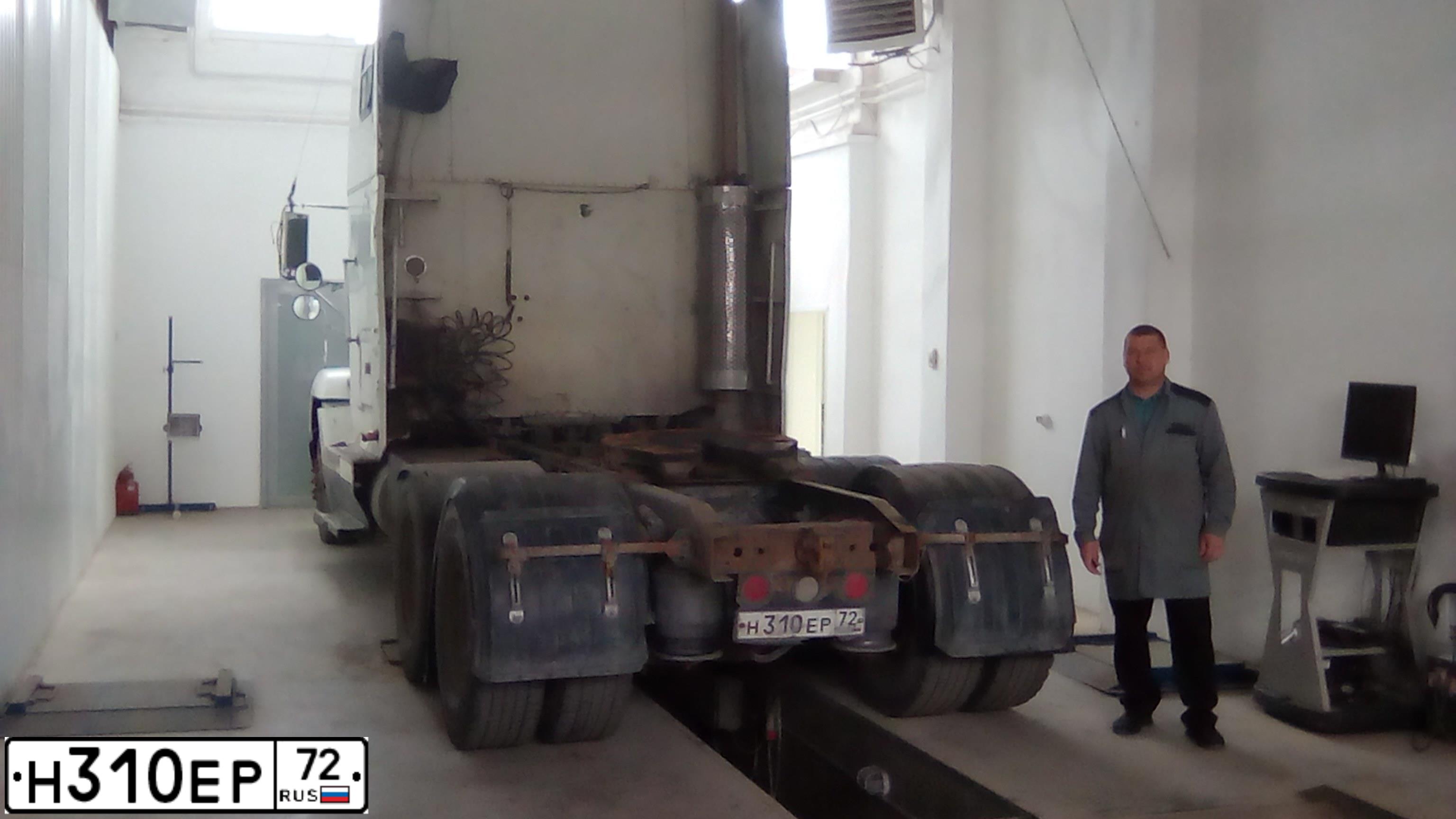 Фото автомобиля FREIGHTLINER SEVERE DUTY FLD, 1999 — госномер С968КМ196. Цвет: БЕЛЫЙ